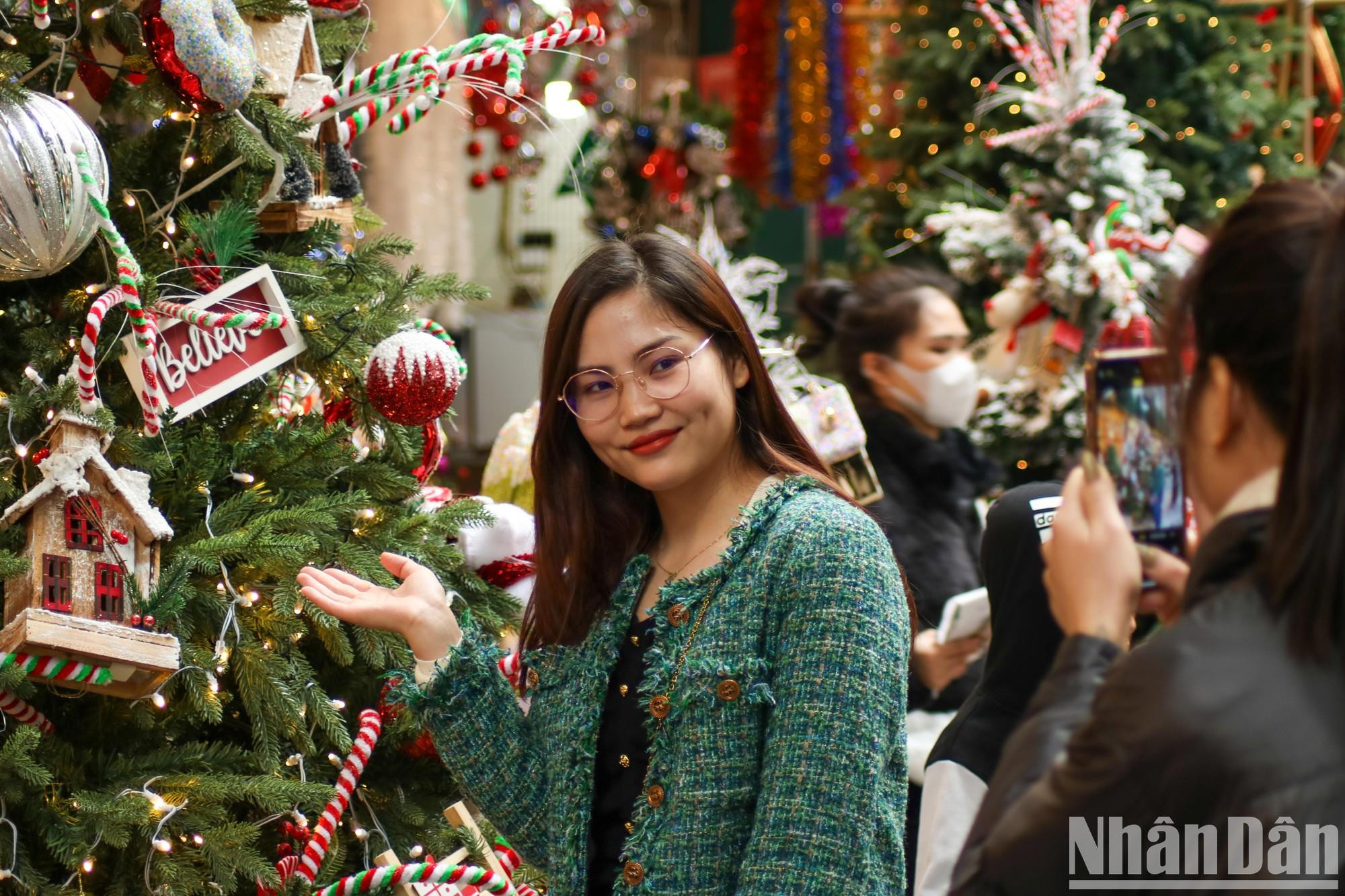 La calle de Hang Ma es conocida como un lugar muy frecuentado por los capitalinos durante las festividades. La calle de Hang Ma es conocida como un lugar muy frecuentado por los capitalinos durante las festividades.