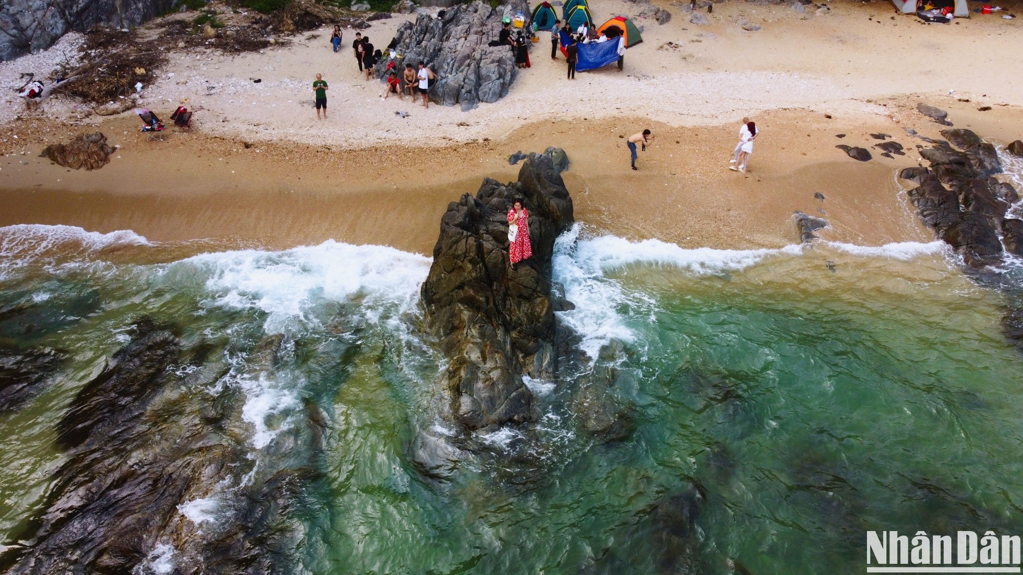 Los turistas suelen hacer picnic con tiendas de campaña, leña, comida y agua. Los turistas suelen hacer picnic con tiendas de campaña, leña, comida y agua.