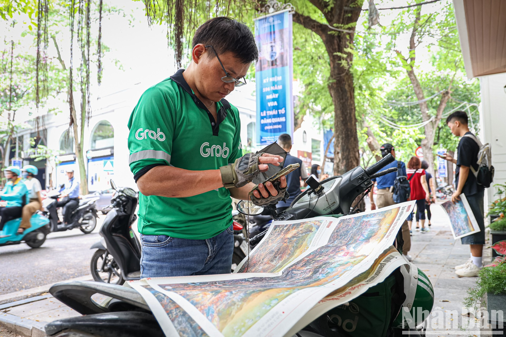 Luu Ky, residente en el distrito de Hoang Mai, aprovecha un descanso del trabajo para visitar la exposición en la sede del periódico Nhan Dan. Luu Ky, residente en el distrito de Hoang Mai, aprovecha un descanso del trabajo para visitar la exposición en la sede del periódico Nhan Dan.