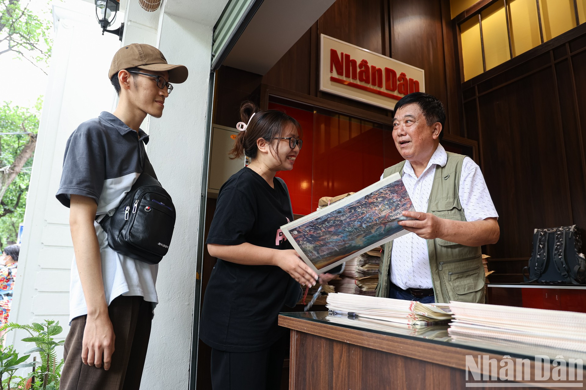 El pintor Nguyen Van Mac, autor de la pintura panorámica, firma autógrafos a los lectores. El pintor Nguyen Van Mac, autor de la pintura panorámica, firma autógrafos a los lectores.