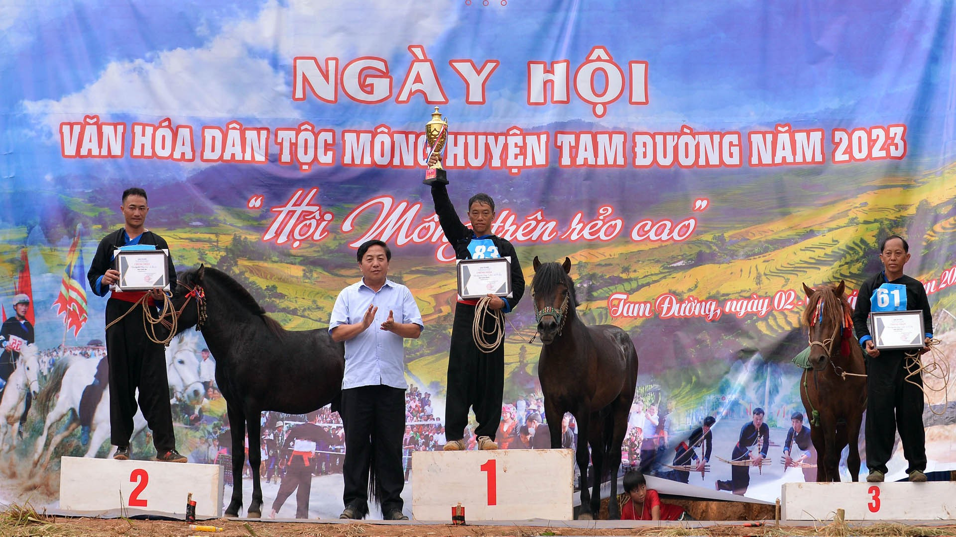 Los ganadores reciben el trofeo de oro. Los ganadores reciben el trofeo de oro.
