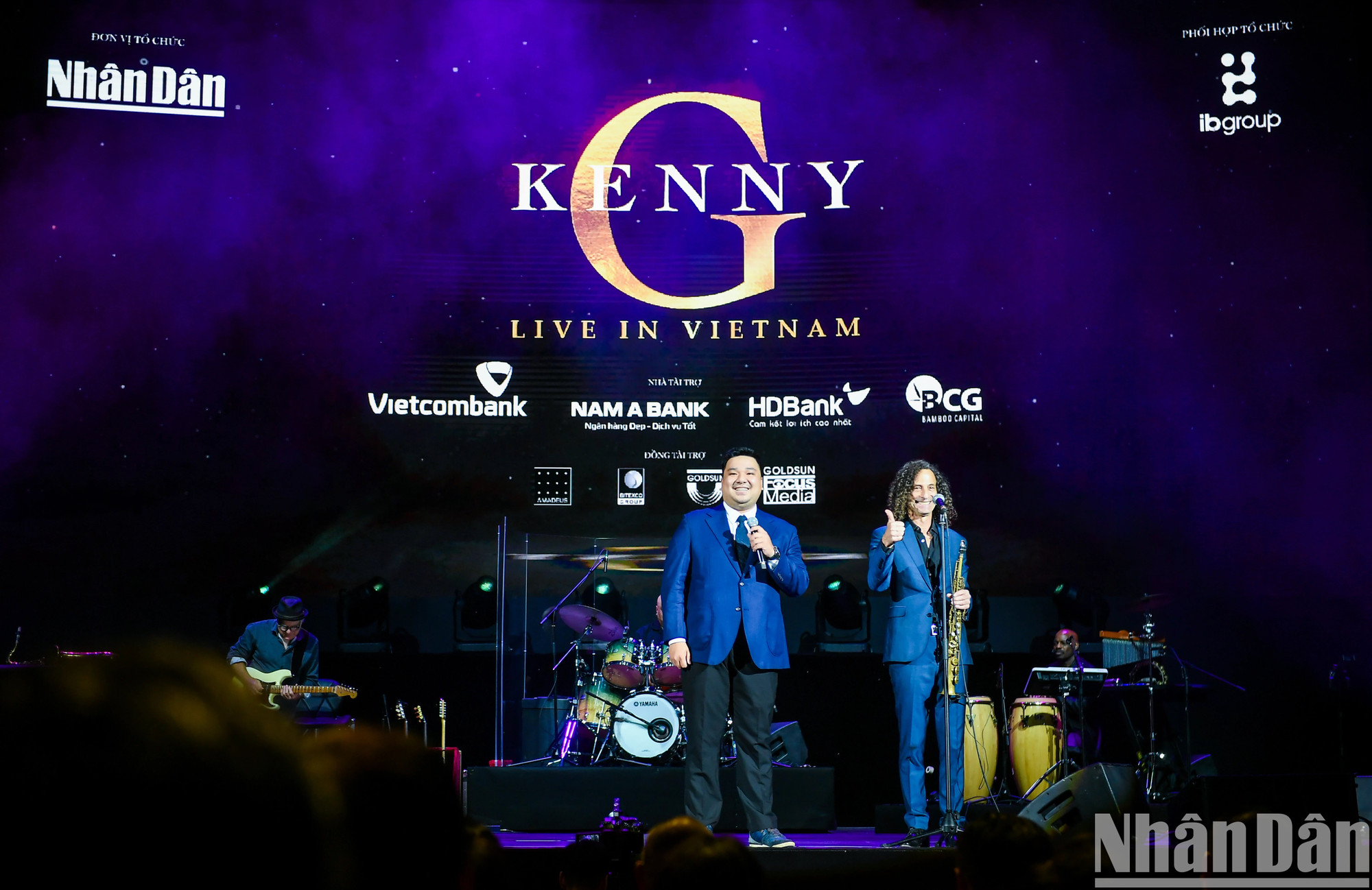 Durante el concierto, Kenny G revela su afición por el plato tradicional Pho de Vietnam. Durante el concierto, Kenny G revela su afición por el plato tradicional Pho de Vietnam.