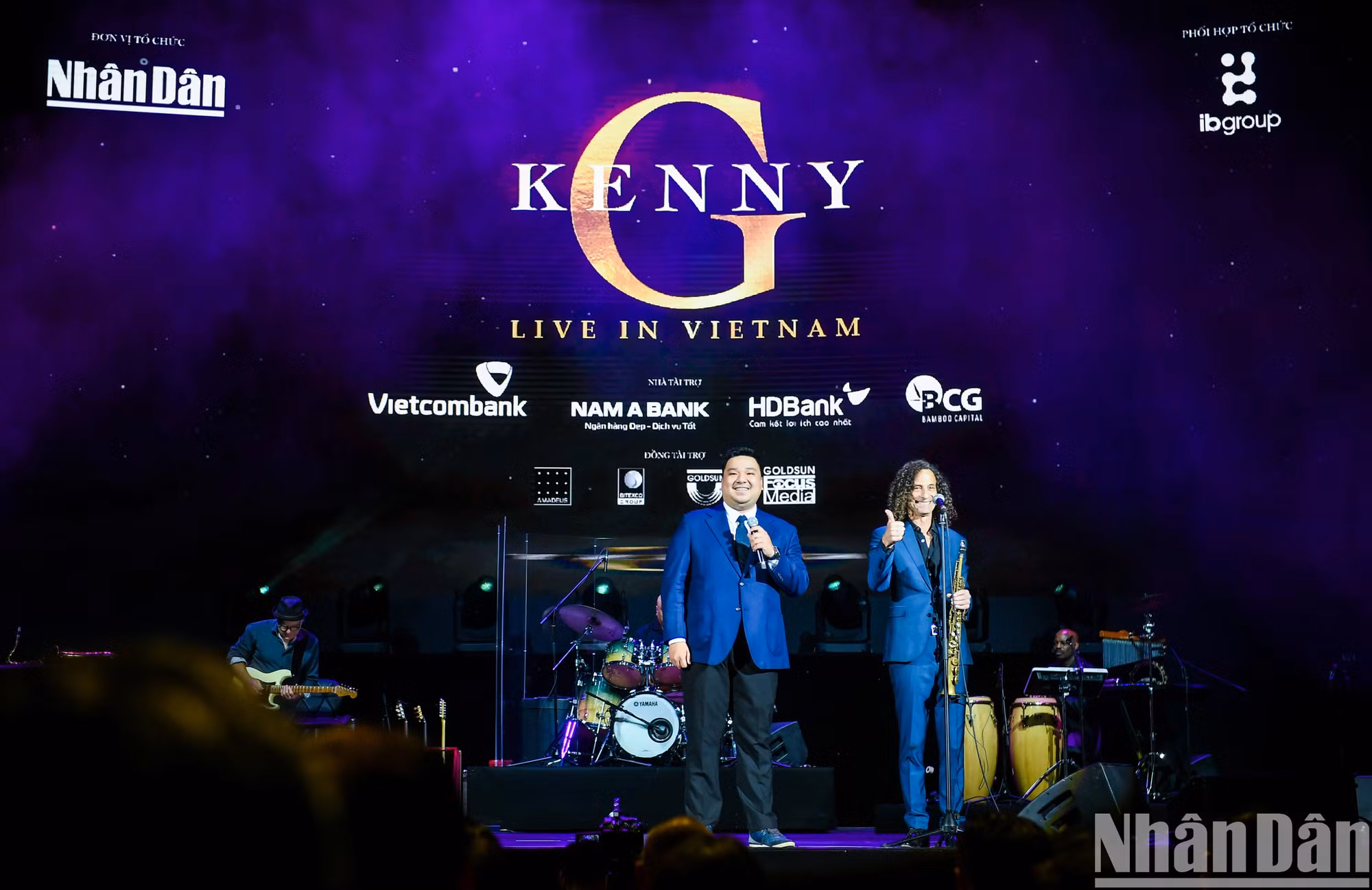 Durante el concierto, Kenny G revela su afición por el plato tradicional Pho de Vietnam. Durante el concierto, Kenny G revela su afición por el plato tradicional Pho de Vietnam.