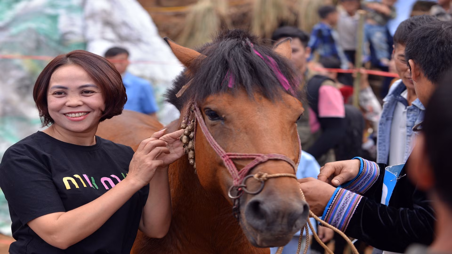 Turistas impresionados por la carrera y los caballos.