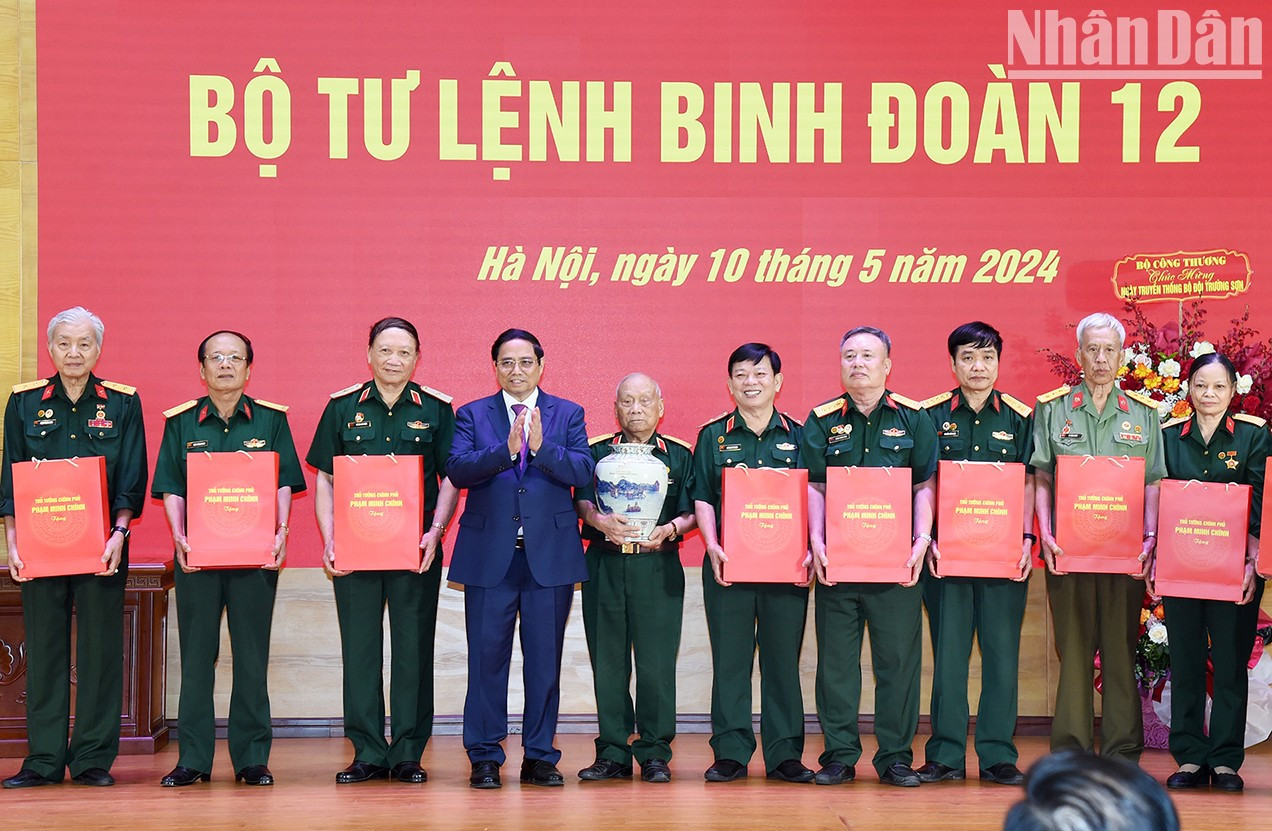 El primer ministro entrega obsequios a la Asociación Tradicional del sendero Truong Son-Ho Chi Minh. El primer ministro entrega obsequios a la Asociación Tradicional del sendero Truong Son-Ho Chi Minh.