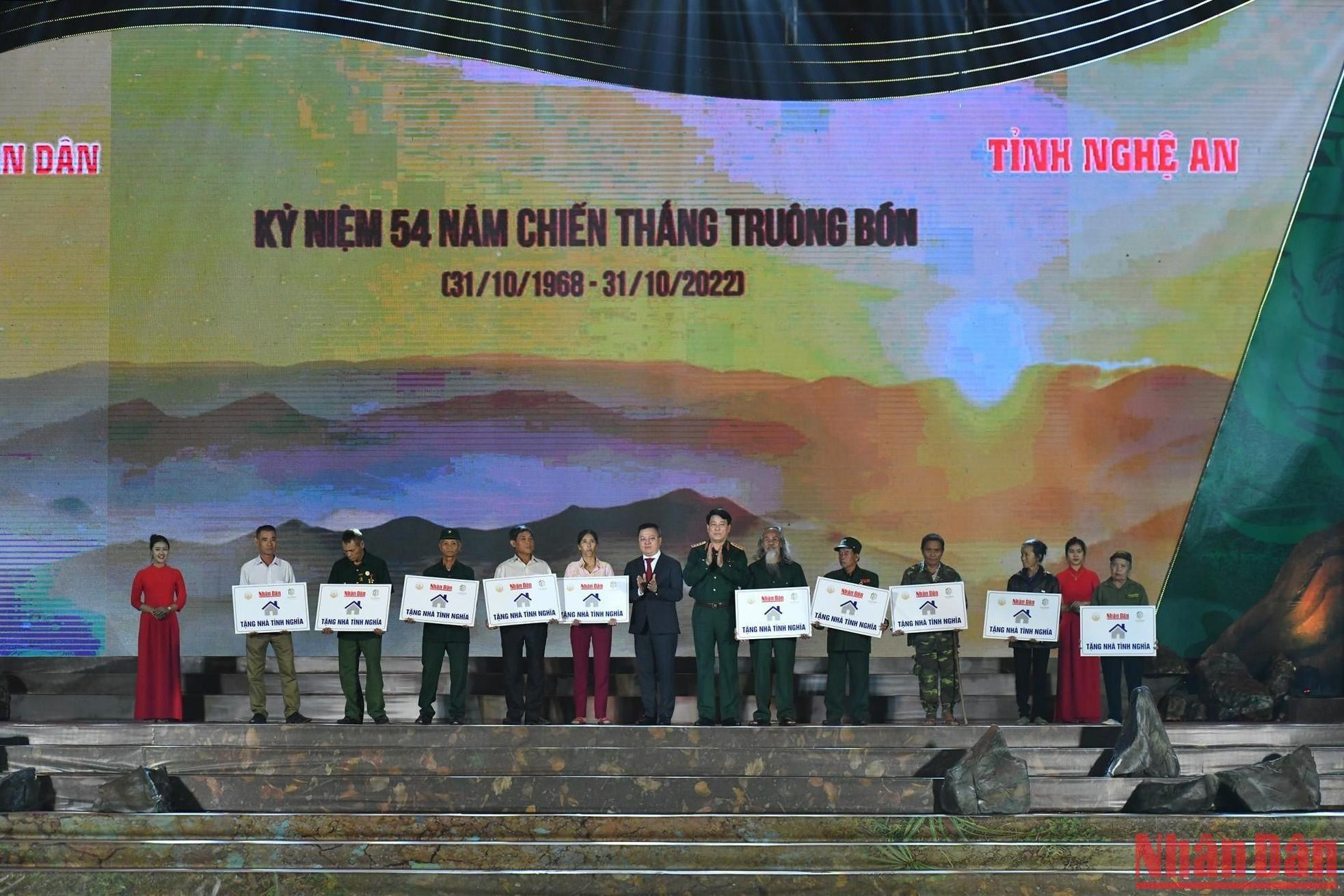 General Luong Cuong y Le Quoc Minh entregan a las familias beneficiarias de política preferencial 10 casas de caridad. General Luong Cuong y Le Quoc Minh entregan a las familias beneficiarias de política preferencial 10 casas de caridad.