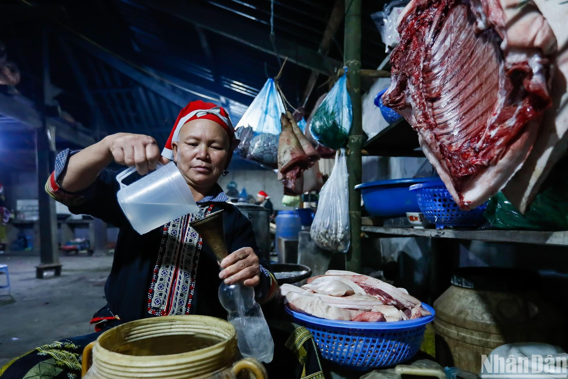 Mientras, las mujeres se encuentran en otro lugar haciendo los preparativos. Mientras, las mujeres se encuentran en otro lugar haciendo los preparativos.