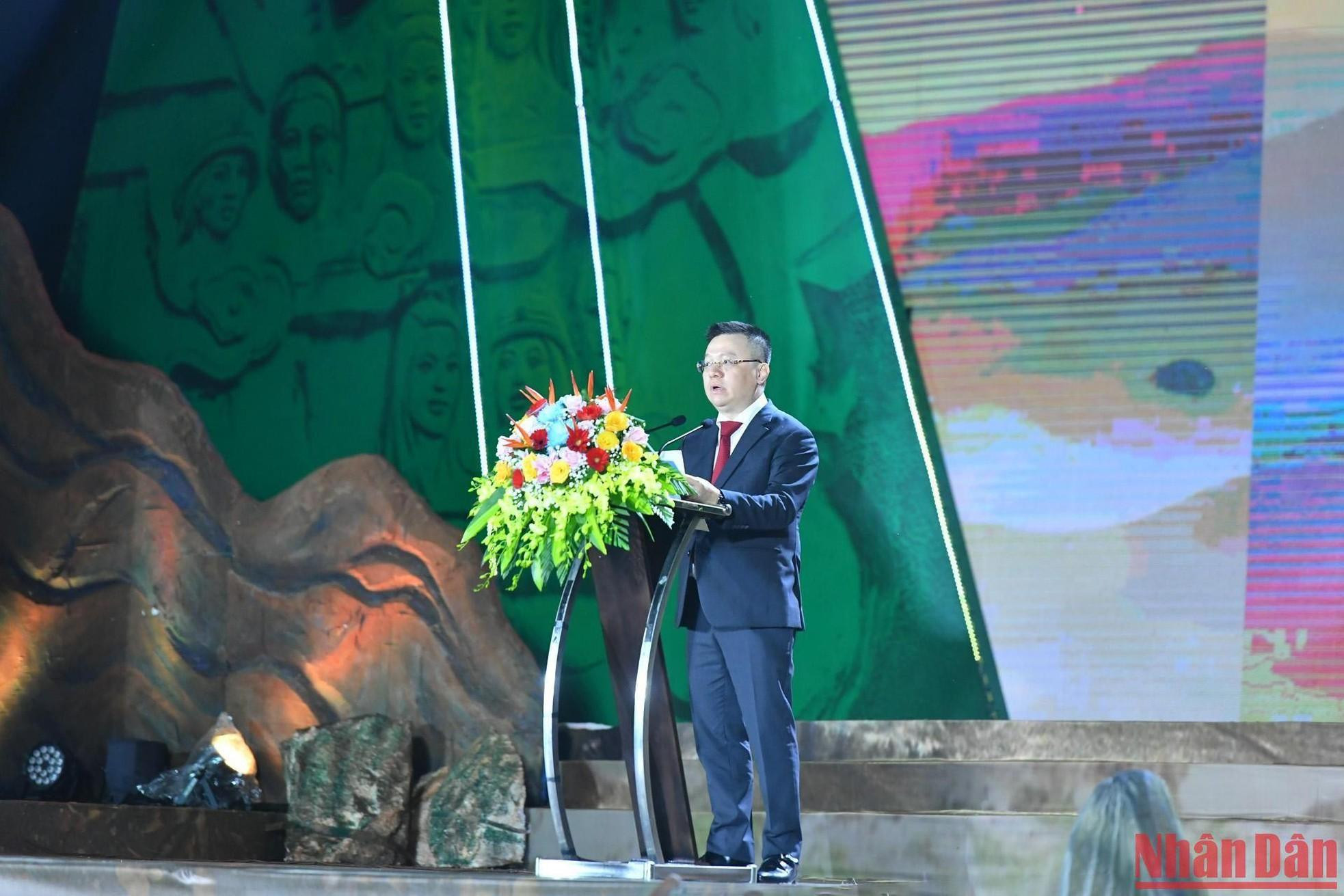 Interviene en el evento el jefe de redacción de Nhan Dan vicejefe de la Comisión de Comunicación y Educación del Comité Central del Partido y presidente de la Asociación de Periodista de Vietnam, Le Quoc Minh. Interviene en el evento el jefe de redacción de Nhan Dan vicejefe de la Comisión de Comunicación y Educación del Comité Central del Partido y presidente de la Asociación de Periodista de Vietnam, Le Quoc Minh.