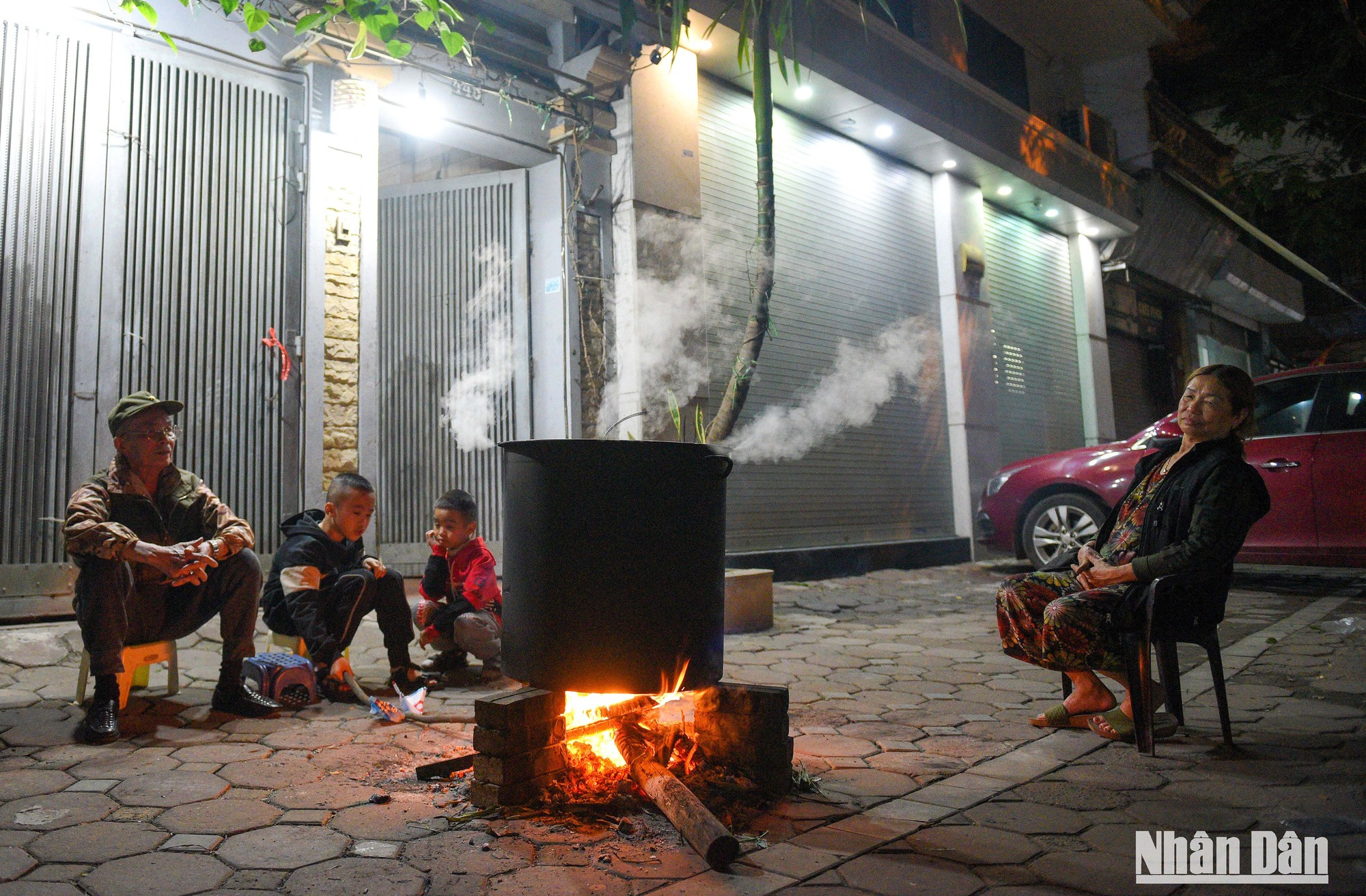 La familia de señor Minh Chau mantiene la tradición de elaborar pasteles de arroz glutinoso en la víspera del Tet. La familia de señor Minh Chau mantiene la tradición de elaborar pasteles de arroz glutinoso en la víspera del Tet.