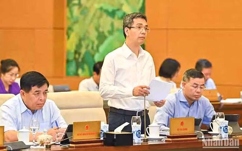 El viceministro de Finanzas Vo Thanh Hung presenta un informe sobre el presupesto estatal.