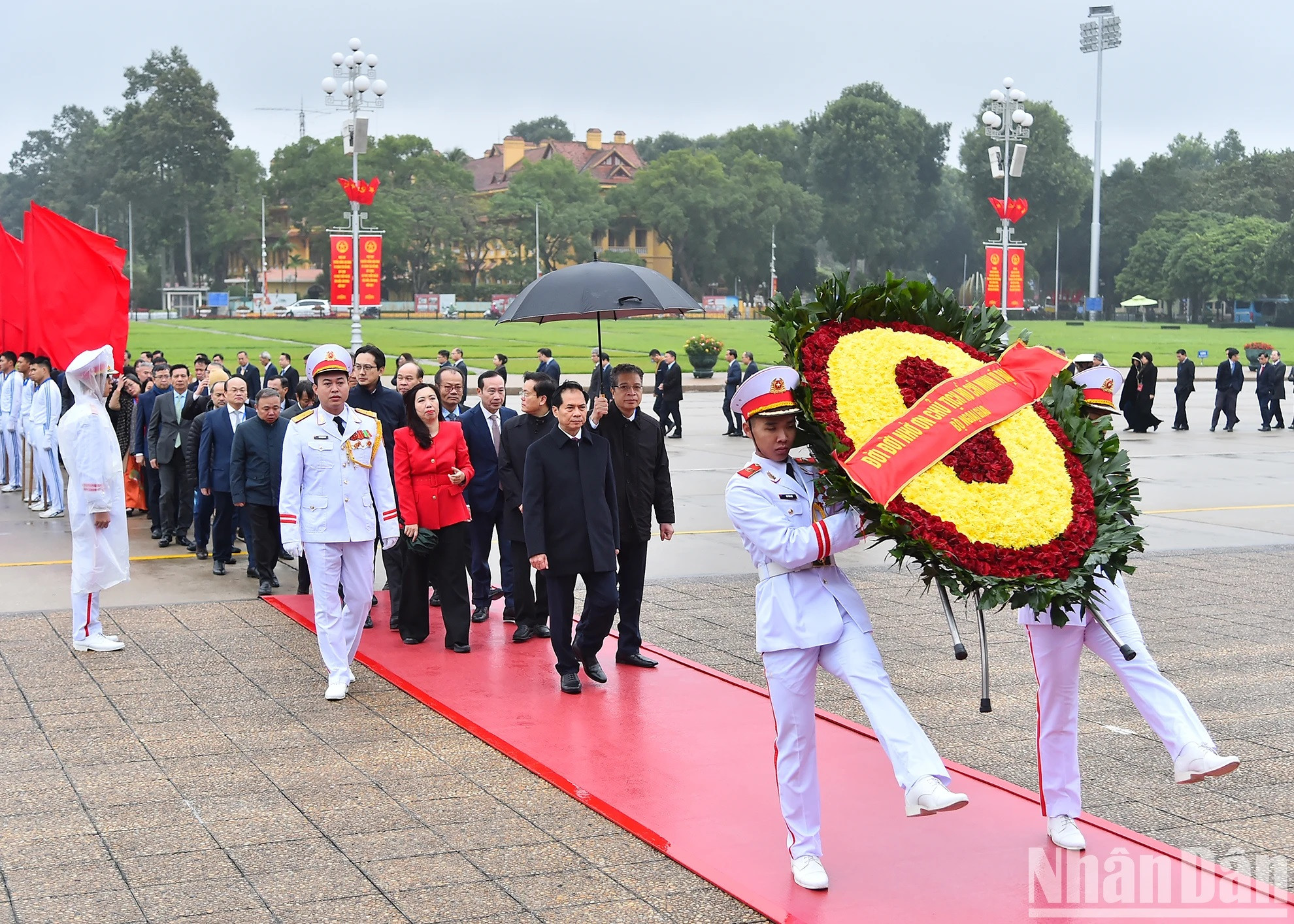 La delegación rinde homenaje a Ho Chi Minh en su mausoleo. La delegación rinde homenaje a Ho Chi Minh en su mausoleo.