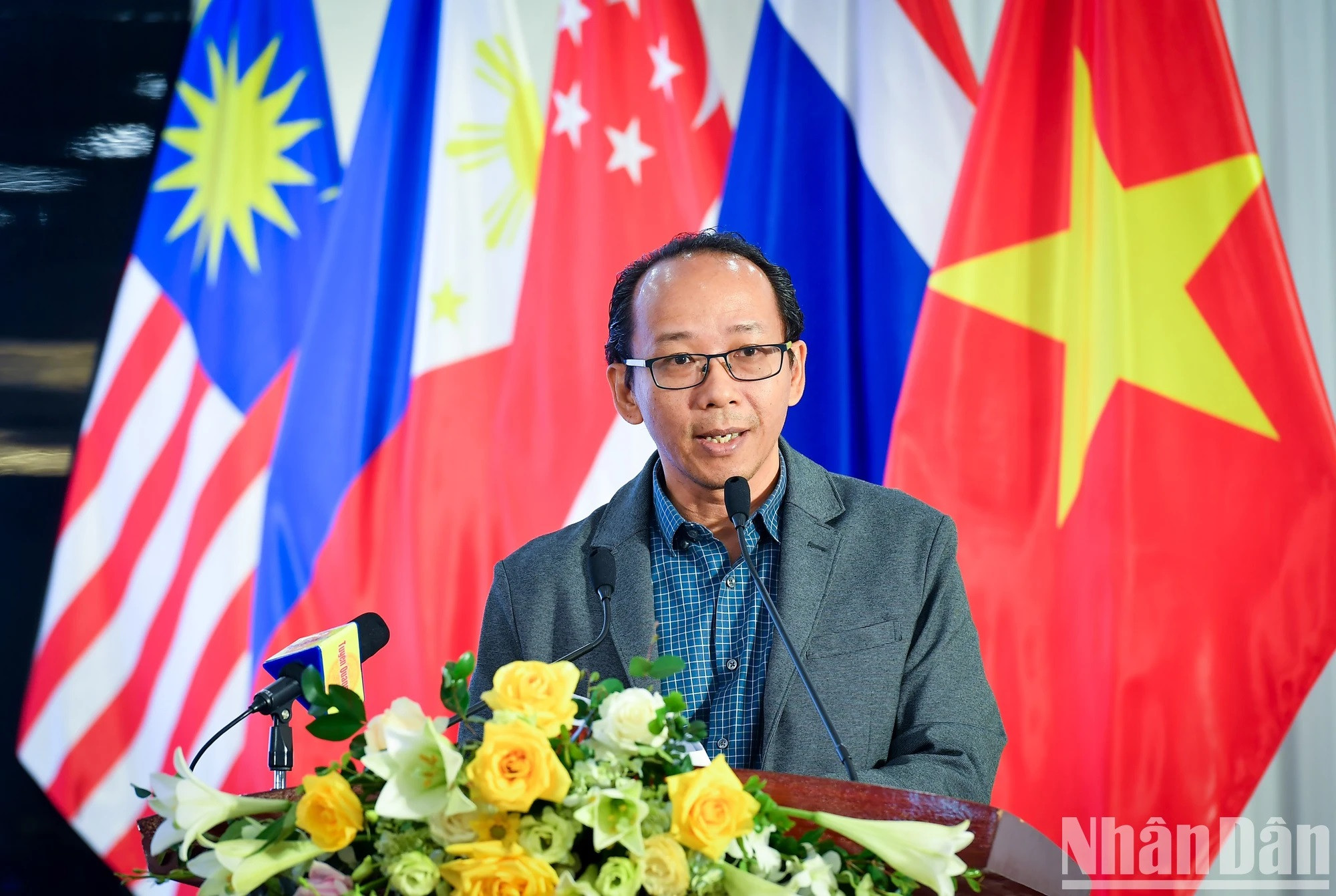 En otro debate sobre la relación entre la editorial y las plataformas digitales, el presidente del Consejo de Supervisión de Televisión de Indonesia TVRI, Angus Sudibyo, subraya la presión de las redes sociales sobre la prensa. En otro debate sobre la relación entre la editorial y las plataformas digitales, el presidente del Consejo de Supervisión de Televisión de Indonesia TVRI, Angus Sudibyo, subraya la presión de las redes sociales sobre la prensa.