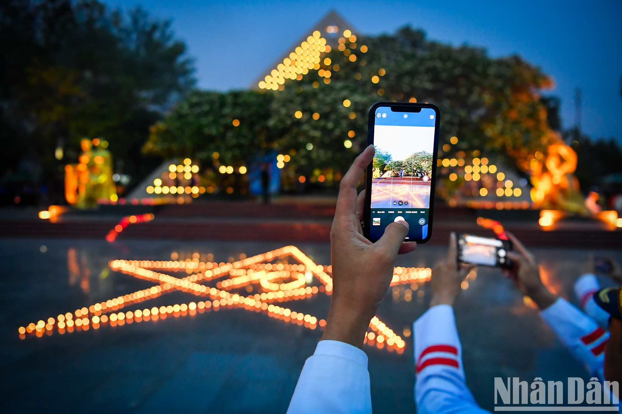 La ceremonia de ofrenda de incienso y vigilia con velas en honor de los mártires y soldados caídos es un gesto de gratitud por los sacrificios realizados por los antepasados en la lucha por la independencia y la protección del país. La ceremonia de ofrenda de incienso y vigilia con velas en honor de los mártires y soldados caídos es un gesto de gratitud por los sacrificios realizados por los antepasados en la lucha por la independencia y la protección del país.