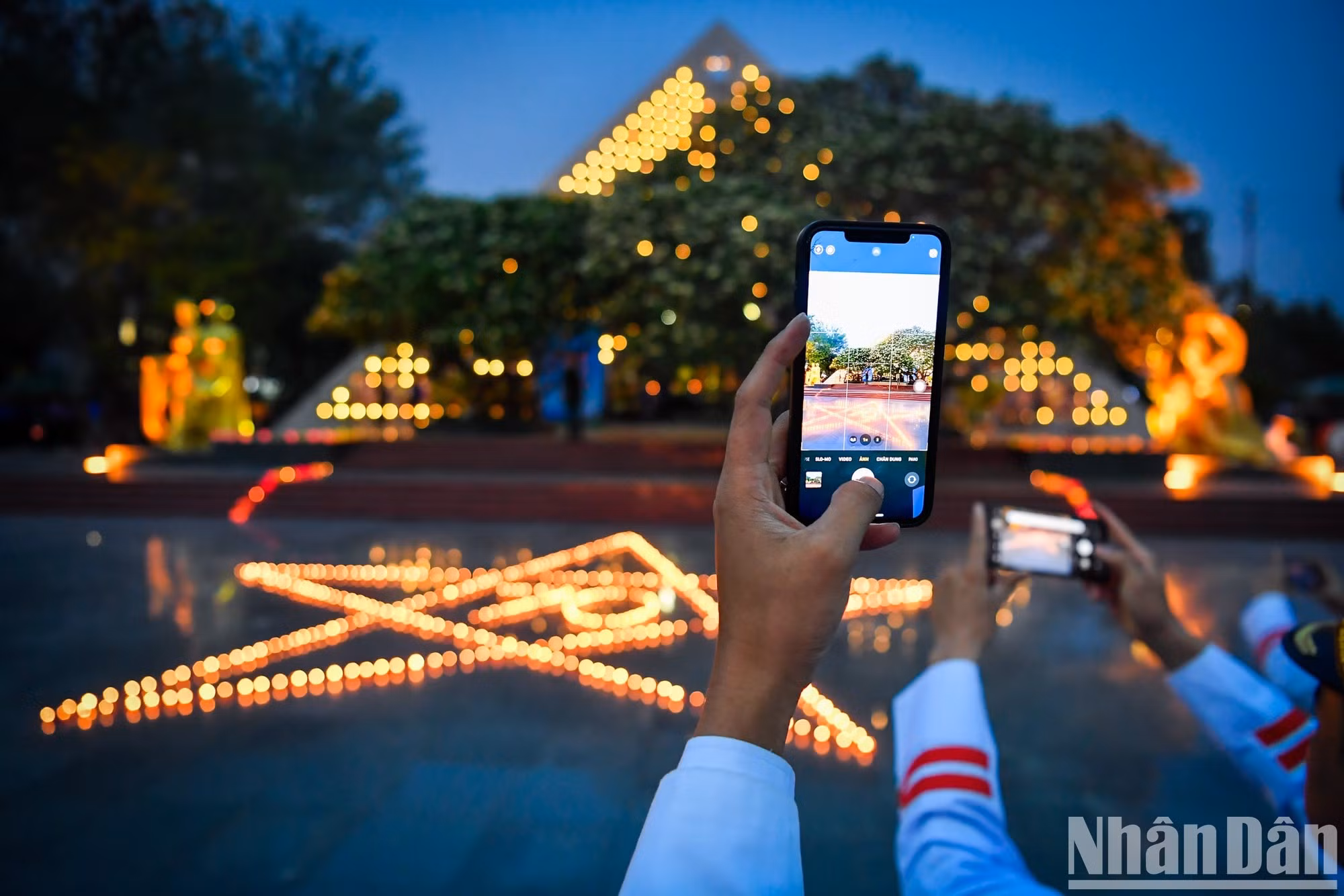 La ceremonia de ofrenda de incienso y vigilia con velas en honor de los mártires y soldados caídos es un gesto de gratitud por los sacrificios realizados por los antepasados en la lucha por la independencia y la protección del país.
