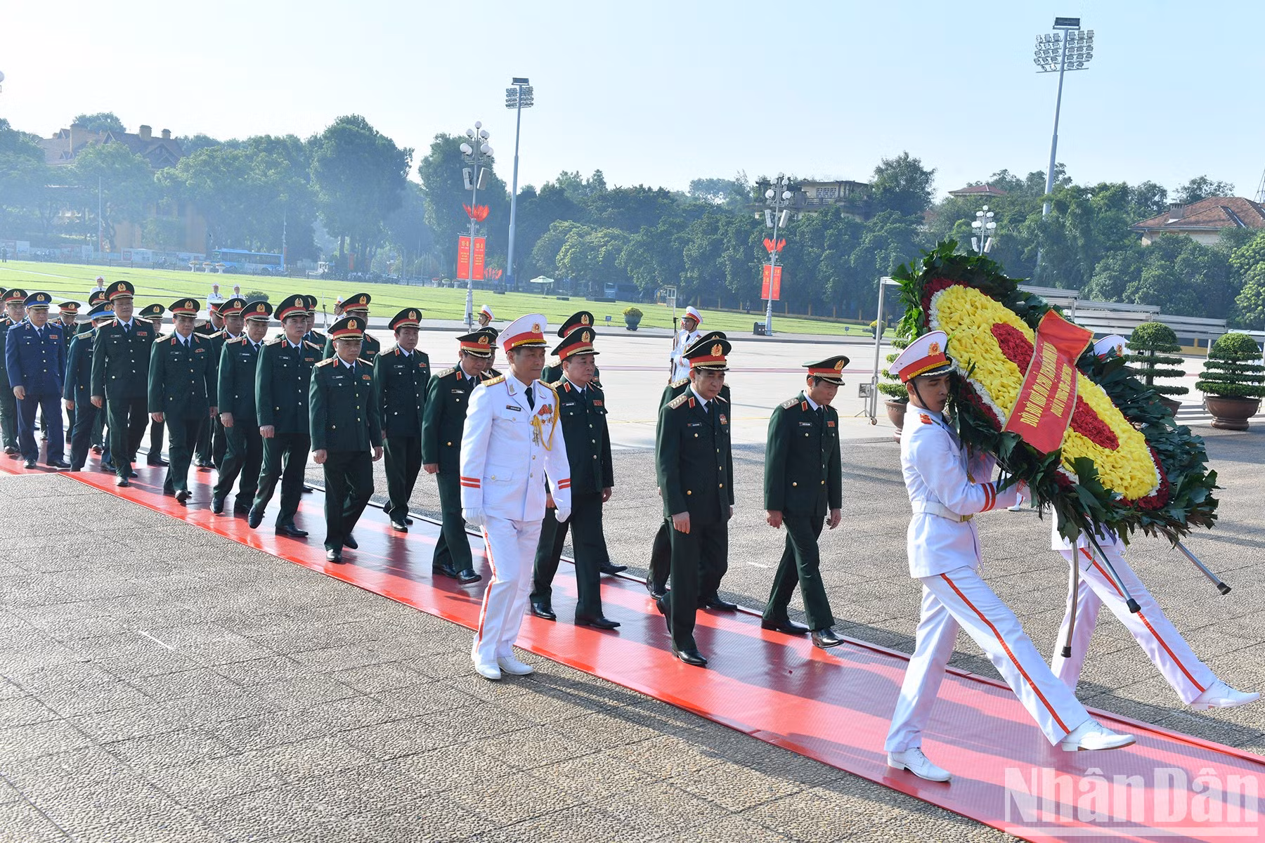 La delegación militar entra al Mausoleo de Ho Chi Minh.