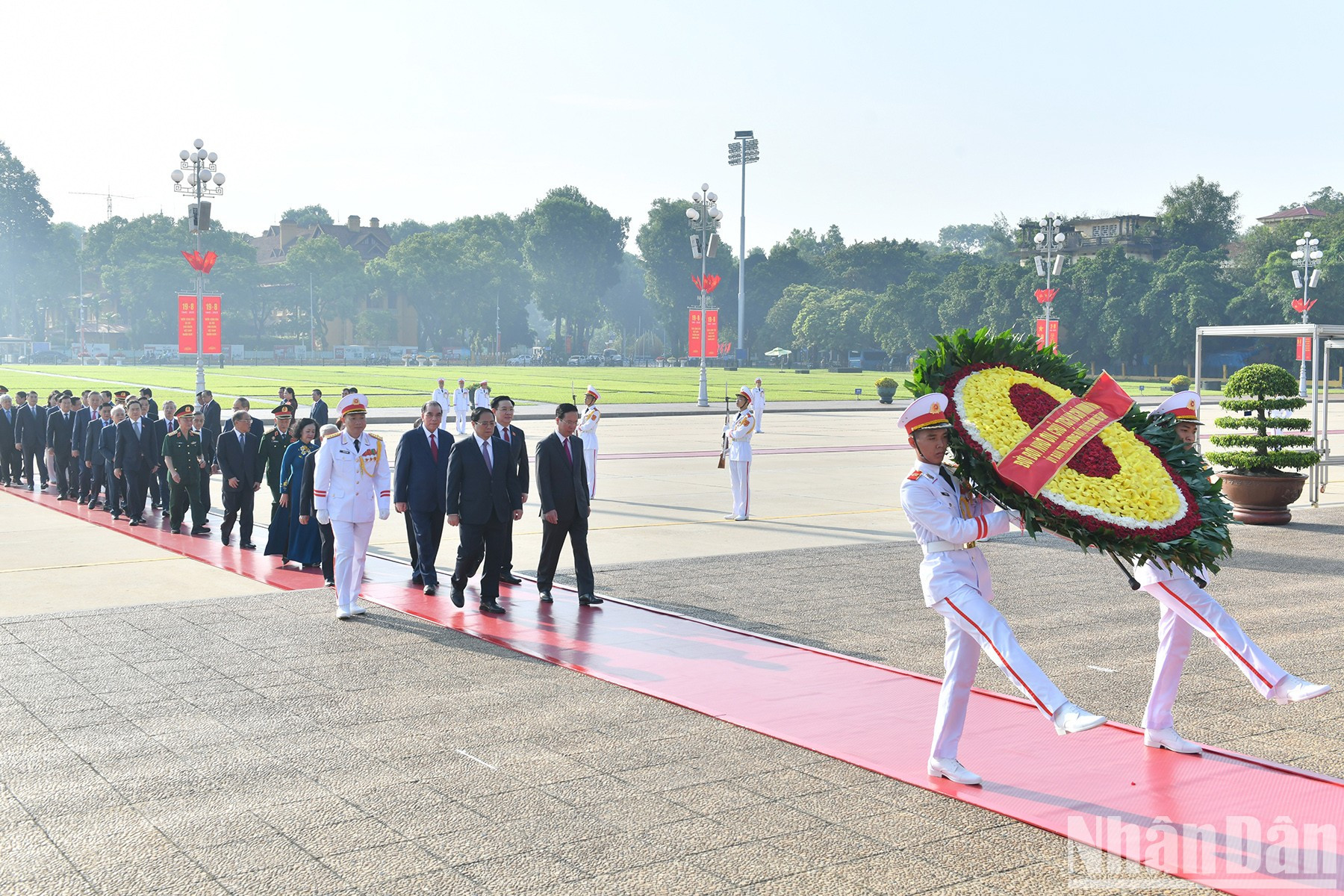 La delegación de dirigentes y exlíderes del Partido y Gobierno rinde homenaje al Presidente Ho Chi Minh. La delegación de dirigentes y exlíderes del Partido y Gobierno rinde homenaje al Presidente Ho Chi Minh.