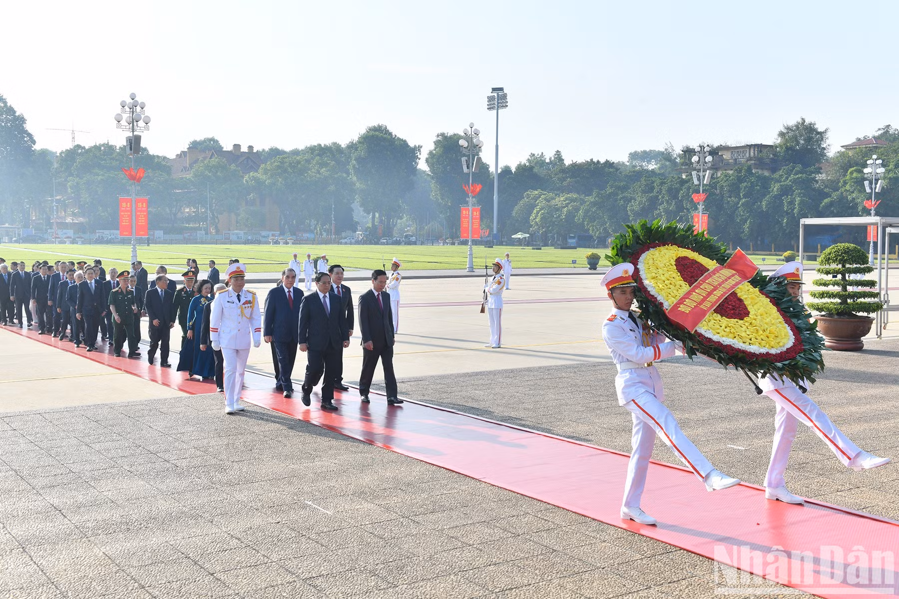 La delegación de dirigentes y exlíderes del Partido y Gobierno rinde homenaje al Presidente Ho Chi Minh.