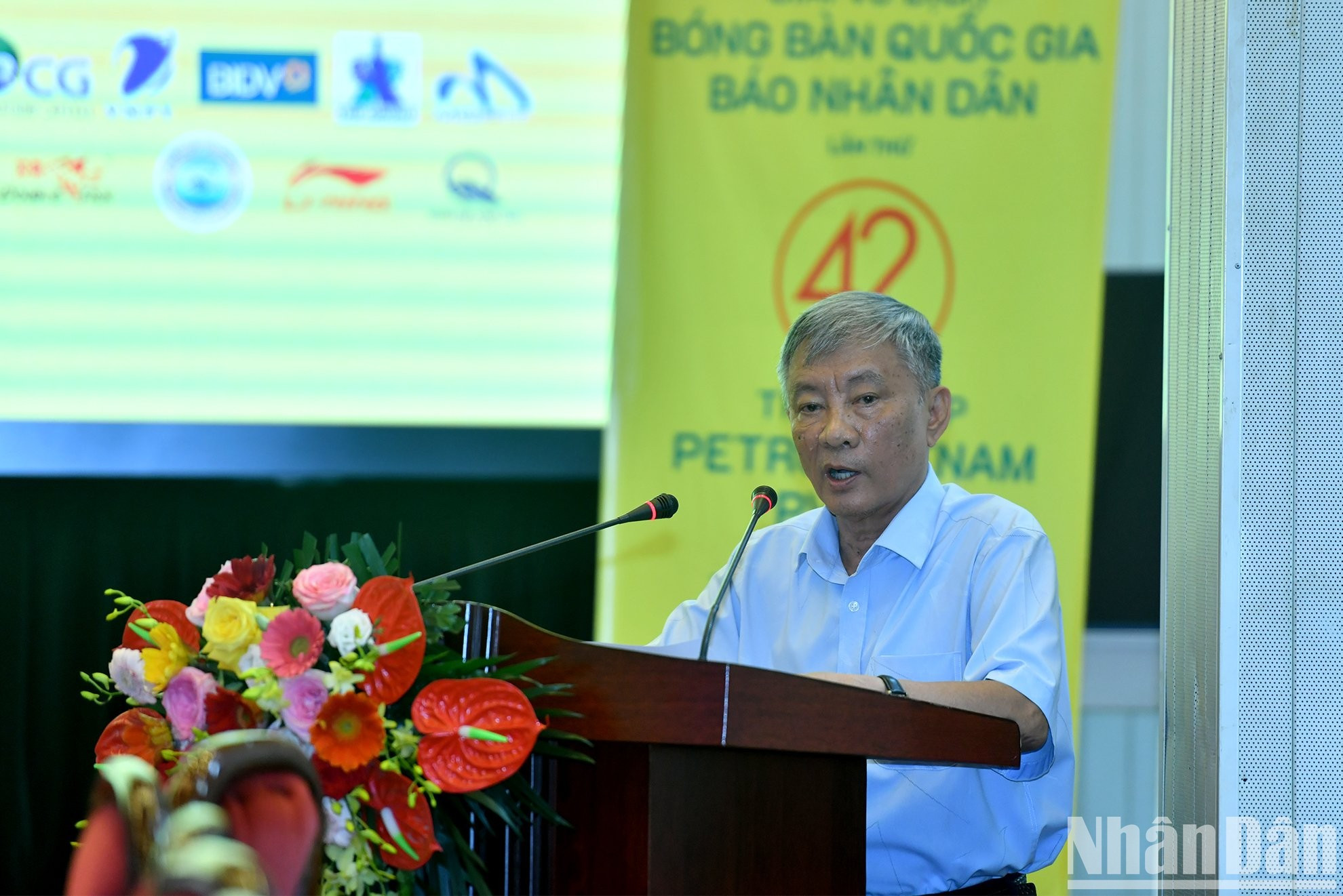 El vicepresidente de la Federación de Tenis de Mesa de Vietnam a cargo de la especialidad, Pham Duc Thanh, habla en la reunión.