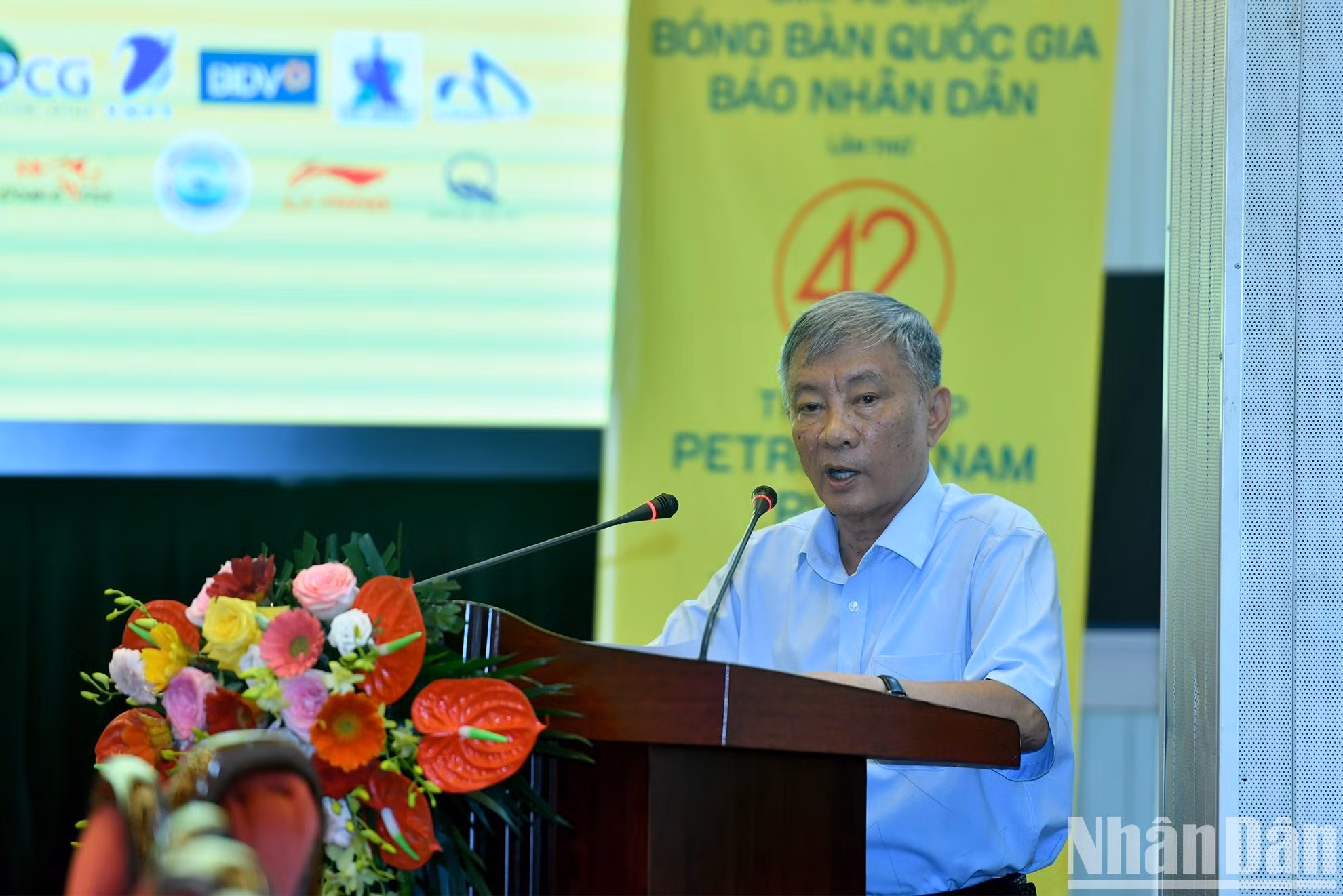 El vicepresidente de la Federación de Tenis de Mesa de Vietnam a cargo de la especialidad, Pham Duc Thanh, habla en la reunión.