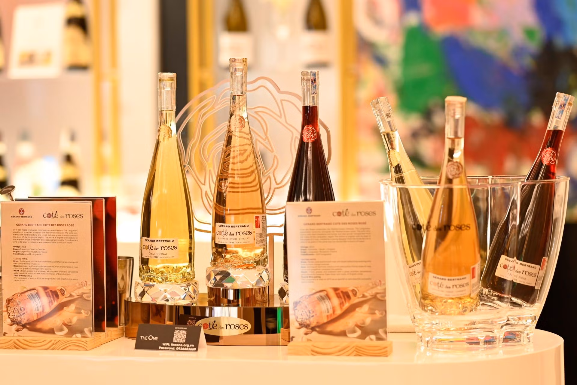 Cada plato se sirve con el vino adecuado. Cada plato se sirve con el vino adecuado.