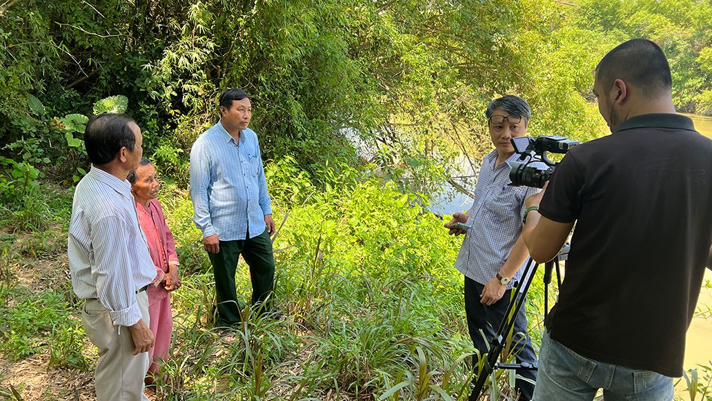 El equipo de filmación de la película “Compartir el fuego con Dien Bien” se reúne con los testigos y veteranos en el distrito de Dien Ban, provincia de Quang Nam.