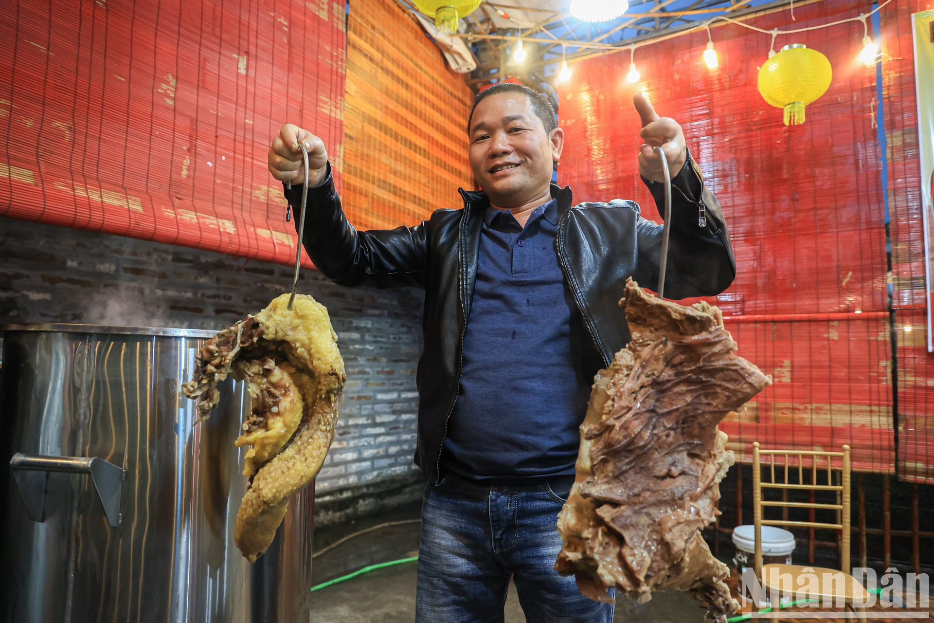 El chef Co Khac Dam, propietario de una tienda de pho en Hanoi, se mostró encantado de volver a preparar pho para los asistentes al festival. El chef Co Khac Dam, propietario de una tienda de pho en Hanoi, se mostró encantado de volver a preparar pho para los asistentes al festival.