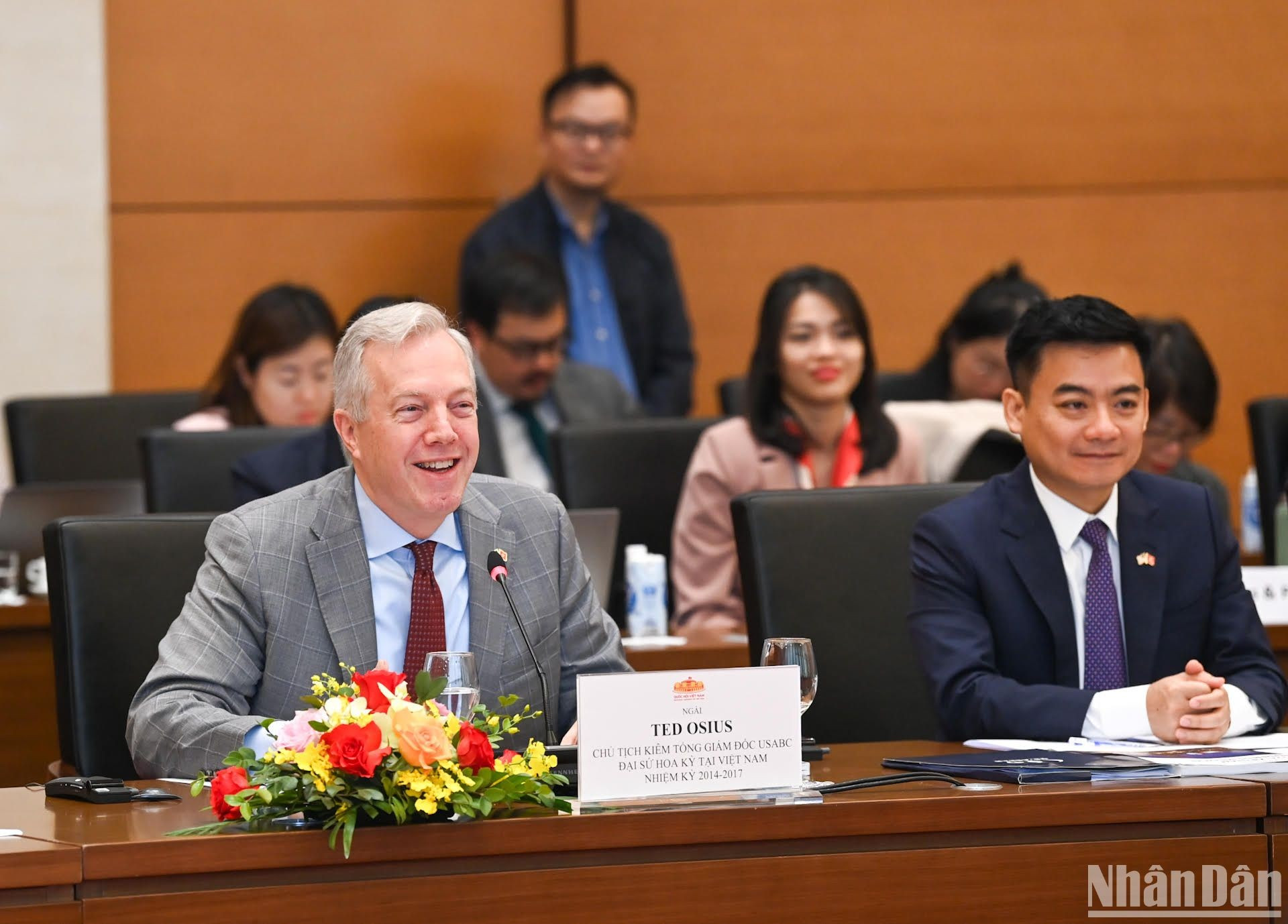 El presidente y director general del USABC Ted Osius interviene en la reunión.