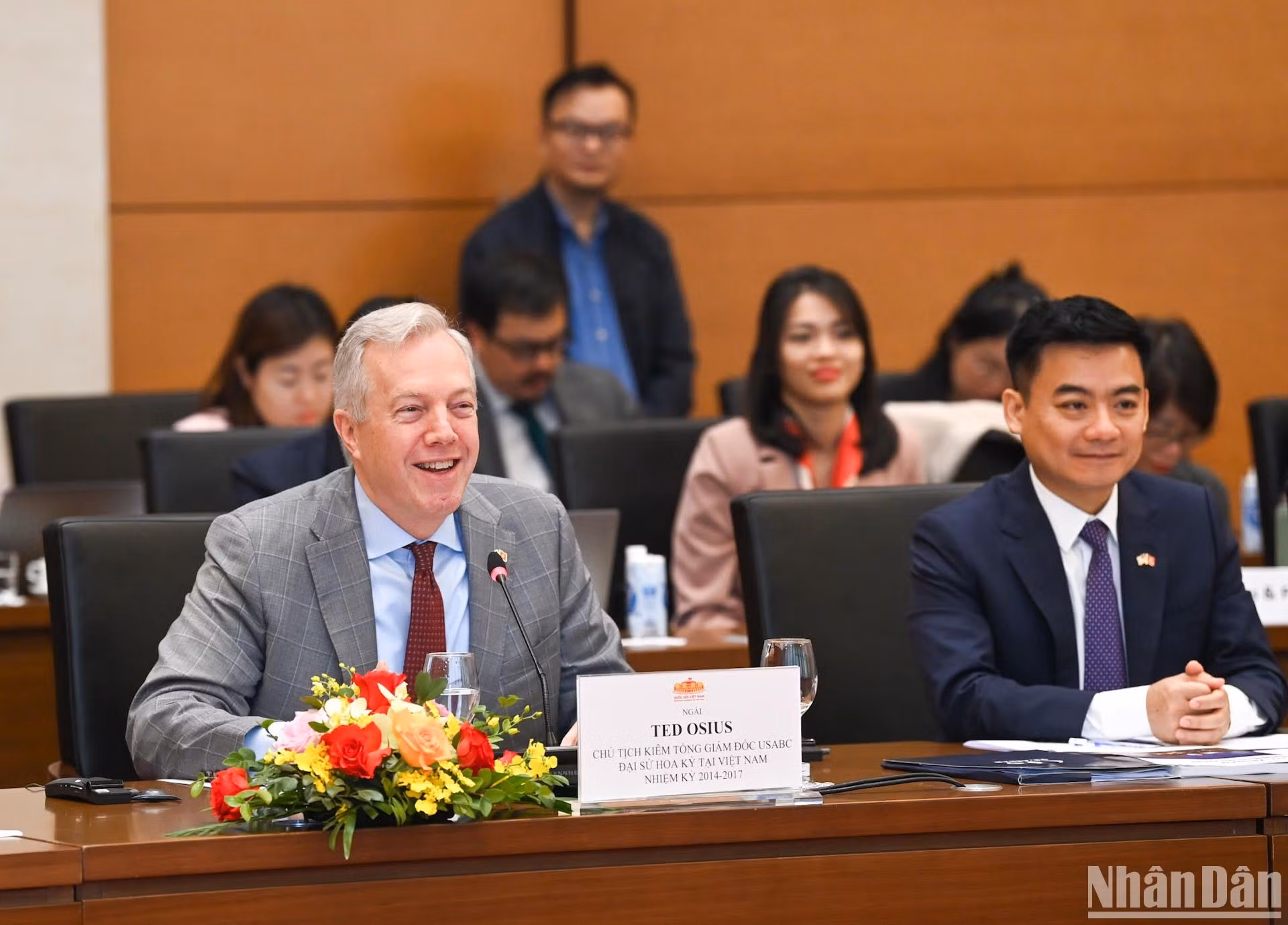 El presidente y director general del USABC Ted Osius interviene en la reunión.
