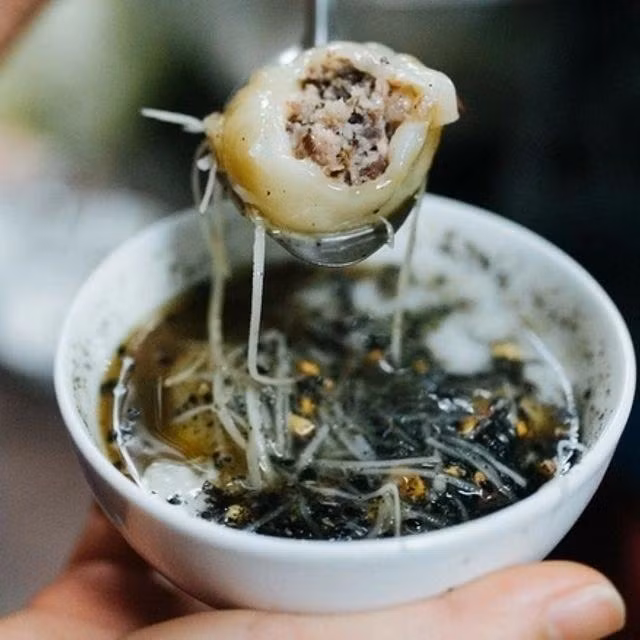 Mientras, el Banh Troi Tau (pastel chino) satisfará el gusto de los golosos. Elaborado con arroz glutinoso, frijoles verdes, ajonjolí negro, jengibre, coco y azúcar, un bol de dos pasteles calienta a los comensales en los días frescos.