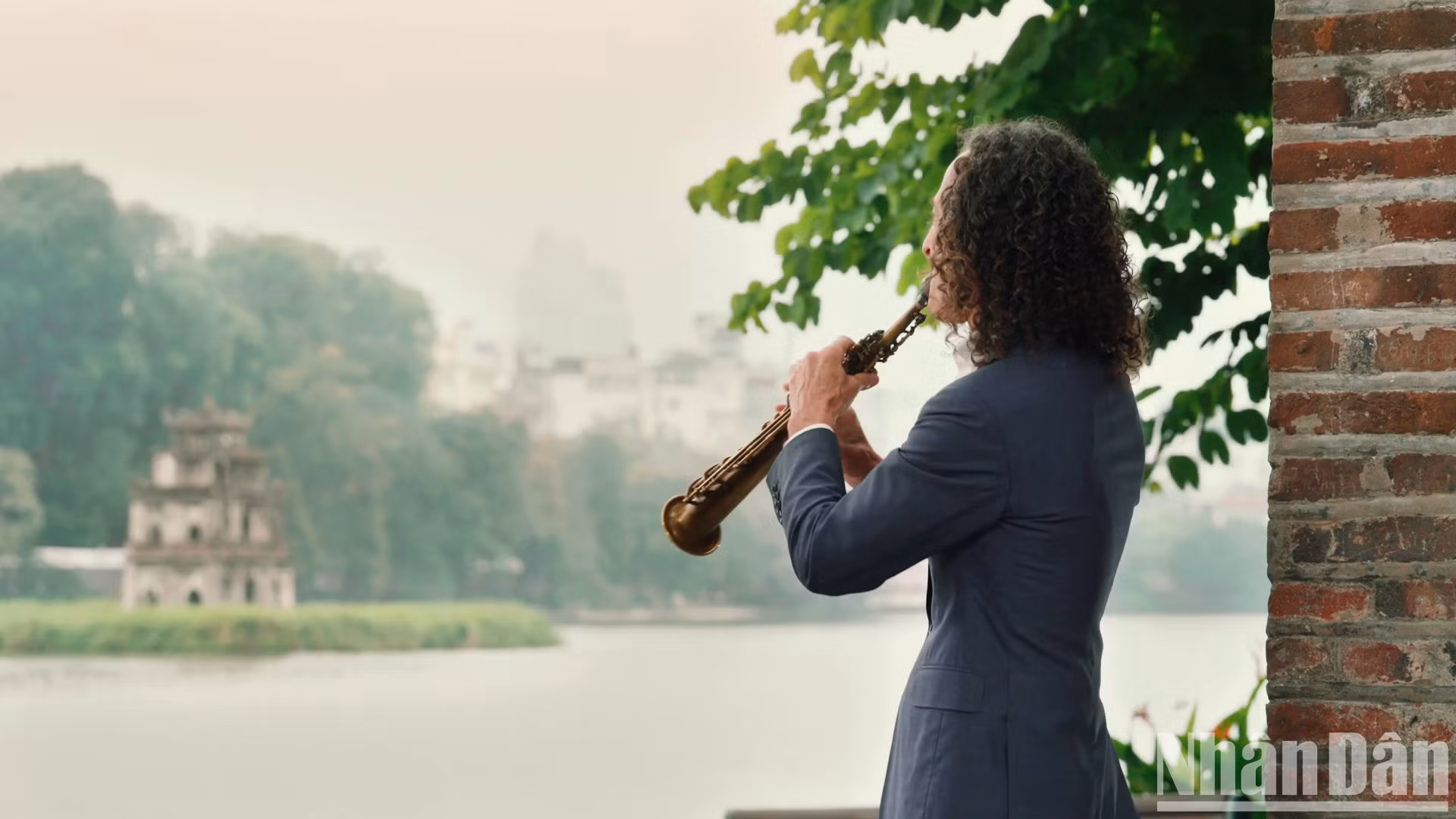 con la melodía del saxofón de uno de los amantes de Hanói.