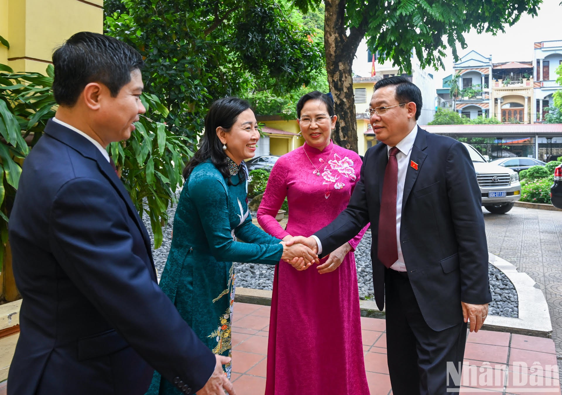 Vuong Dinh Hue y las autoridades de la provincia de Ha Nam.