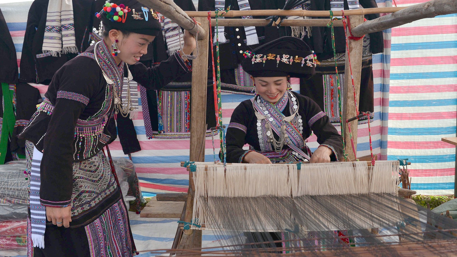 Representación del tejido de brocado tradicional en el Festival.