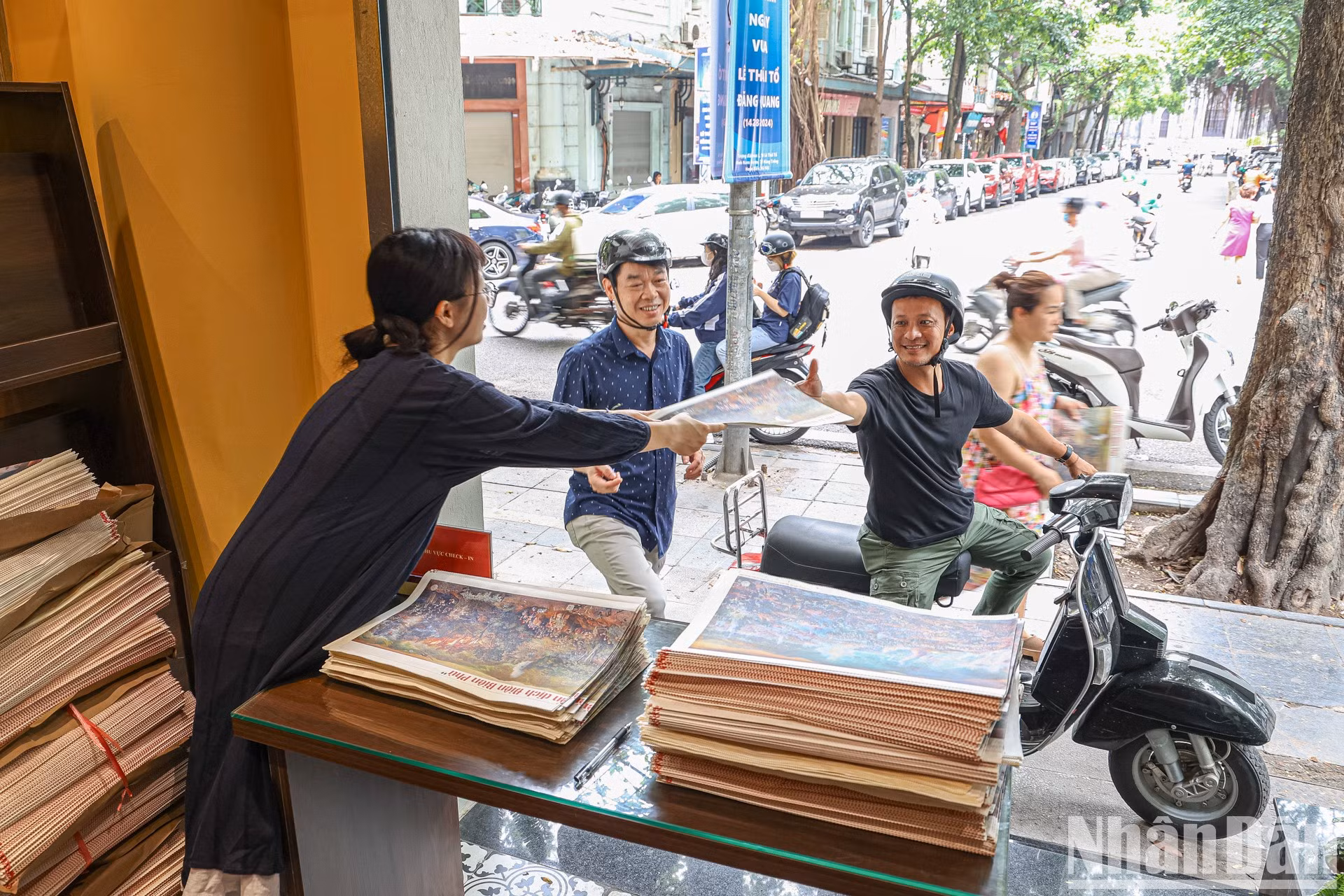 Los lectores de fuera de la ciudad de Hanoi pueden dirigirse a las sedes del periódico Nhan Dan en provincias y ciudades de todo el país y proporcionar un historial de lectura del contenido del periódico electrónico en el sitio web para recibir dicha publicación.