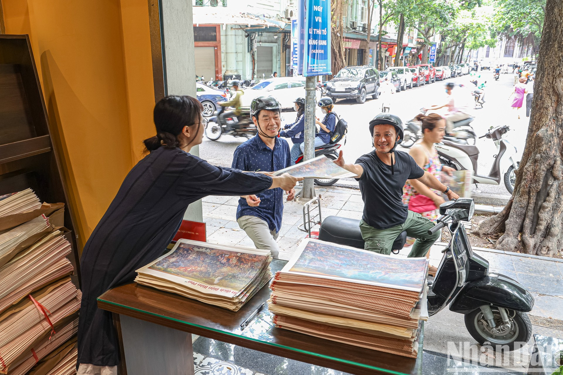 Los lectores de fuera de la ciudad de Hanoi pueden dirigirse a las sedes del periódico Nhan Dan en provincias y ciudades de todo el país y proporcionar un historial de lectura del contenido del periódico electrónico en el sitio web para recibir dicha publicación. Los lectores de fuera de la ciudad de Hanoi pueden dirigirse a las sedes del periódico Nhan Dan en provincias y ciudades de todo el país y proporcionar un historial de lectura del contenido del periódico electrónico en el sitio web para recibir dicha publicación.