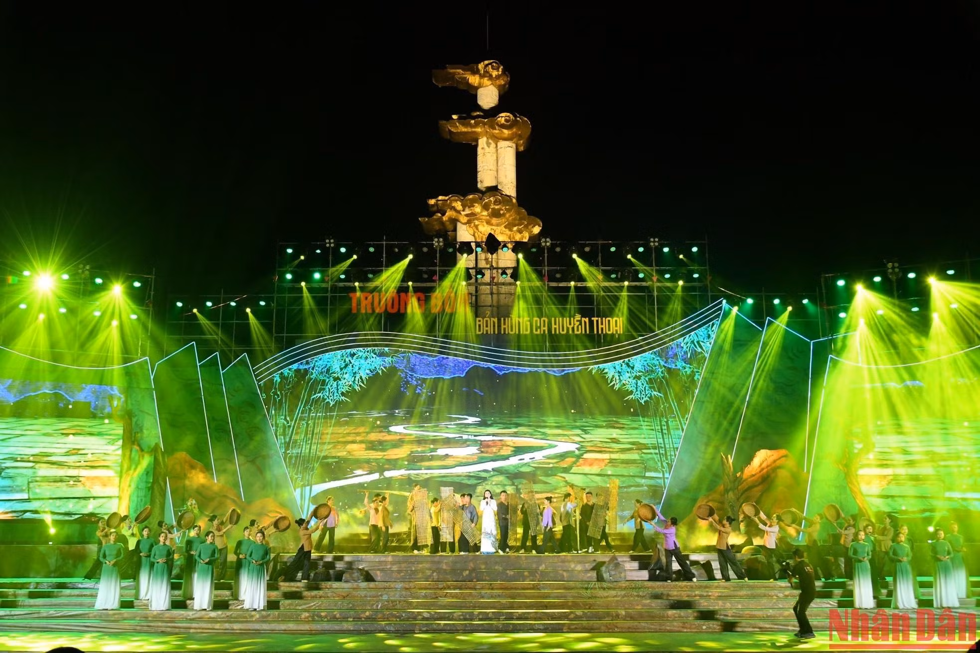 El programa se inaugura con las canciones típicas sobre la tierra de Nghe An.
