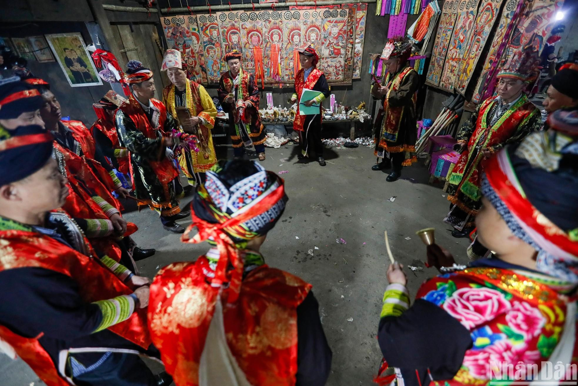 El chamán realiza el ritual. El chamán realiza el ritual.