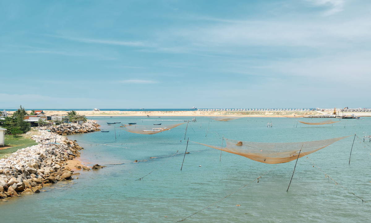 El pueblo Dong Hoa no se ha visto afectado por el turismo, por lo que el paisaje conserva un aspecto salvaje y pacífico. El pueblo Dong Hoa no se ha visto afectado por el turismo, por lo que el paisaje conserva un aspecto salvaje y pacífico.