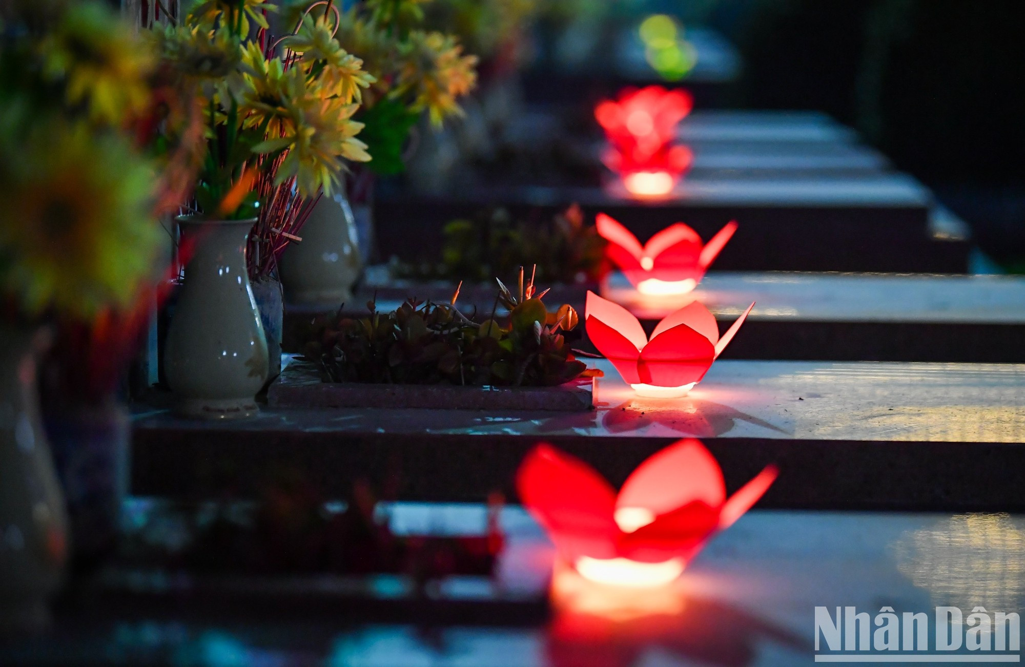 Las velas parpadean sobre la tumba de los soldados. Las velas parpadean sobre la tumba de los soldados.
