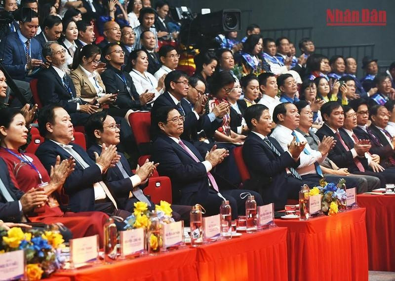 El premier Pham Minh Chinh y los líderes del Partido y Gobierno en la celebración del Día de Empresarios de Vietnam.