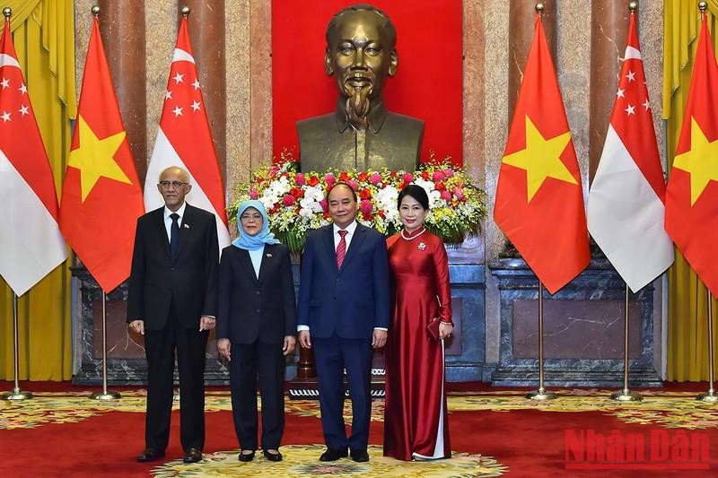 El presidente Nguyen Xuan Phuc y su homóloga singapurense Halimah Yacob, junto a los cónyuges. El presidente Nguyen Xuan Phuc y su homóloga singapurense Halimah Yacob, junto a los cónyuges.