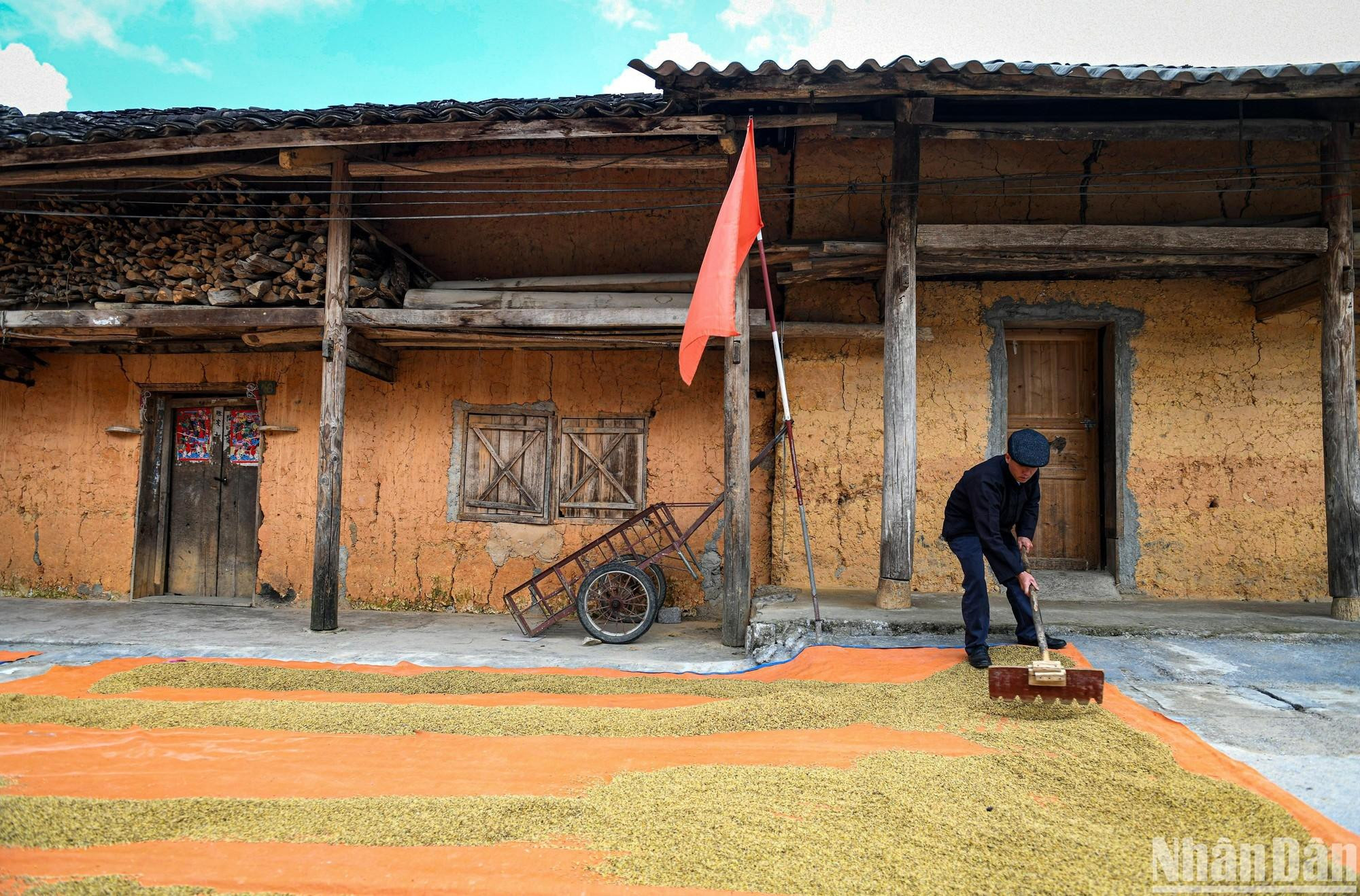 Un rincón en Pho Bang con casas centenarias y paredes de tierra.