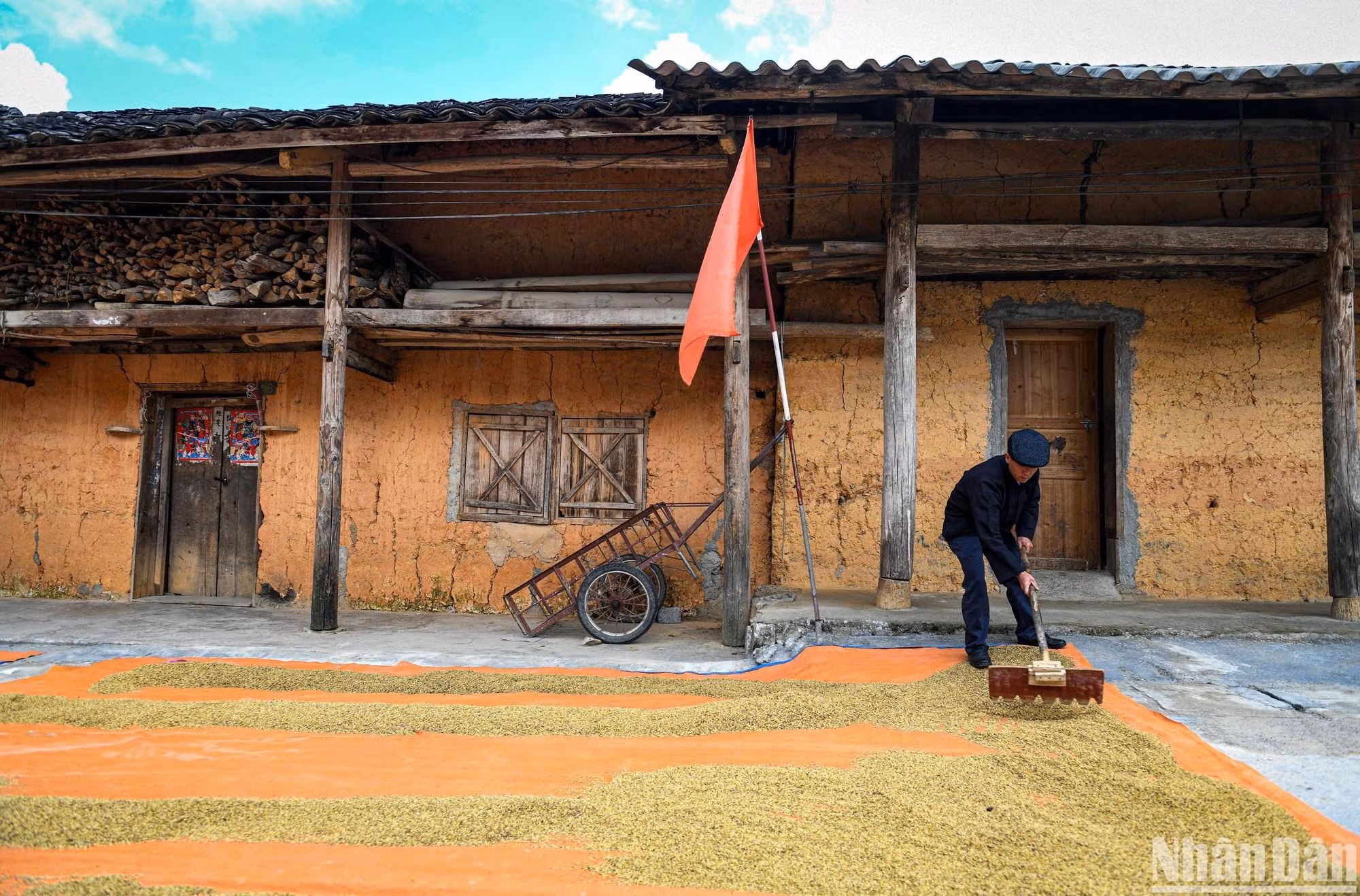 Un rincón en Pho Bang con casas centenarias y paredes de tierra. Un rincón en Pho Bang con casas centenarias y paredes de tierra.