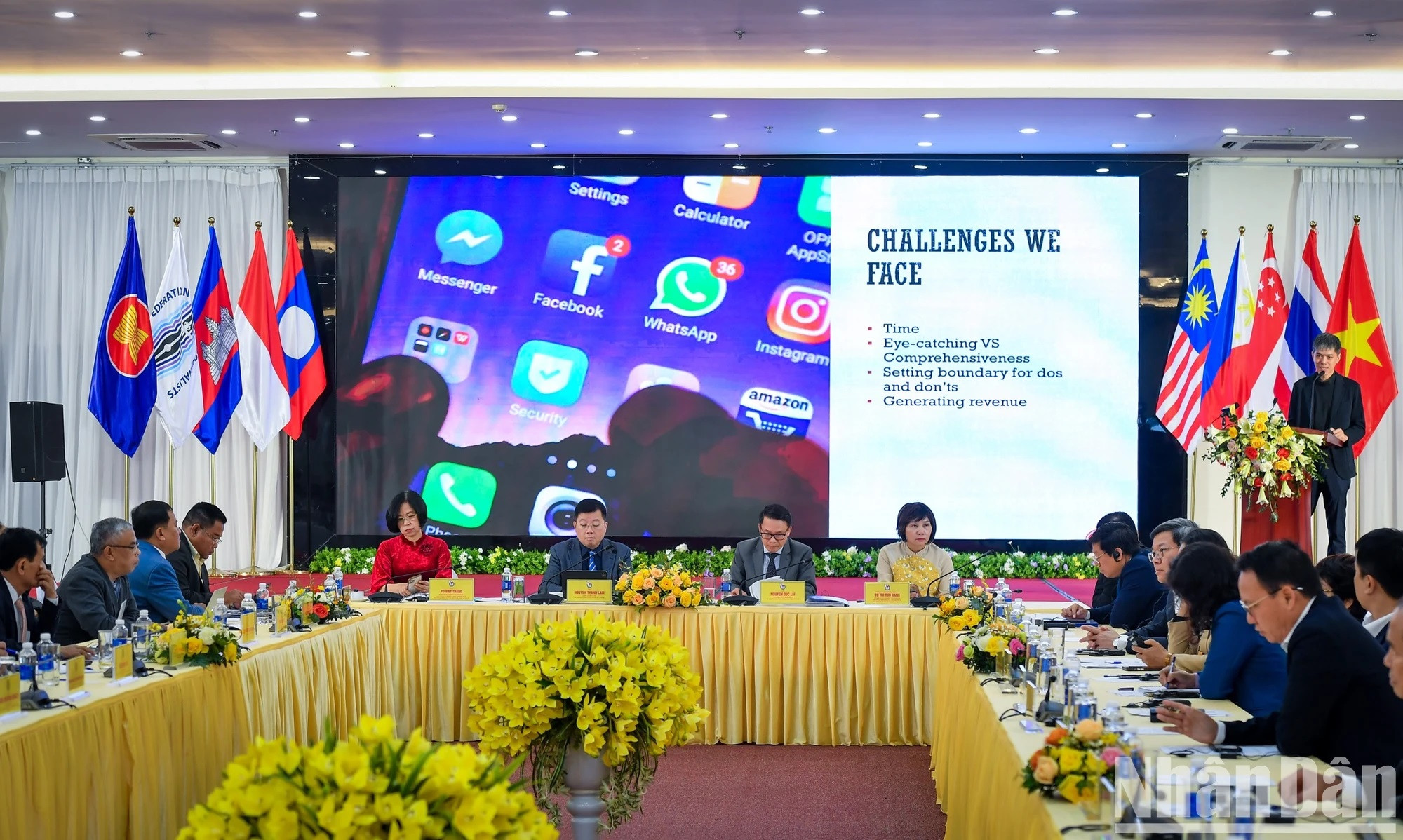 Durante el primer debate, “Teoría general sobre la gestión de redacción digital”, los ponentes se enfocan en los métodos propios de cada medio. Durante el primer debate, “Teoría general sobre la gestión de redacción digital”, los ponentes se enfocan en los métodos propios de cada medio.