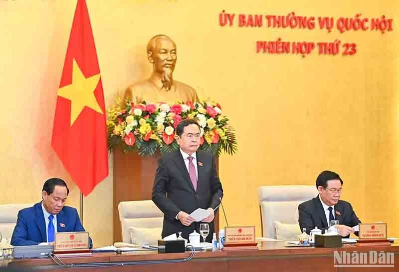 El vicepresidente permanente de la Asamblea Nacional Tran Thanh Man preside el debate sobre los informes socioeconomicos y presupuesto estatal.