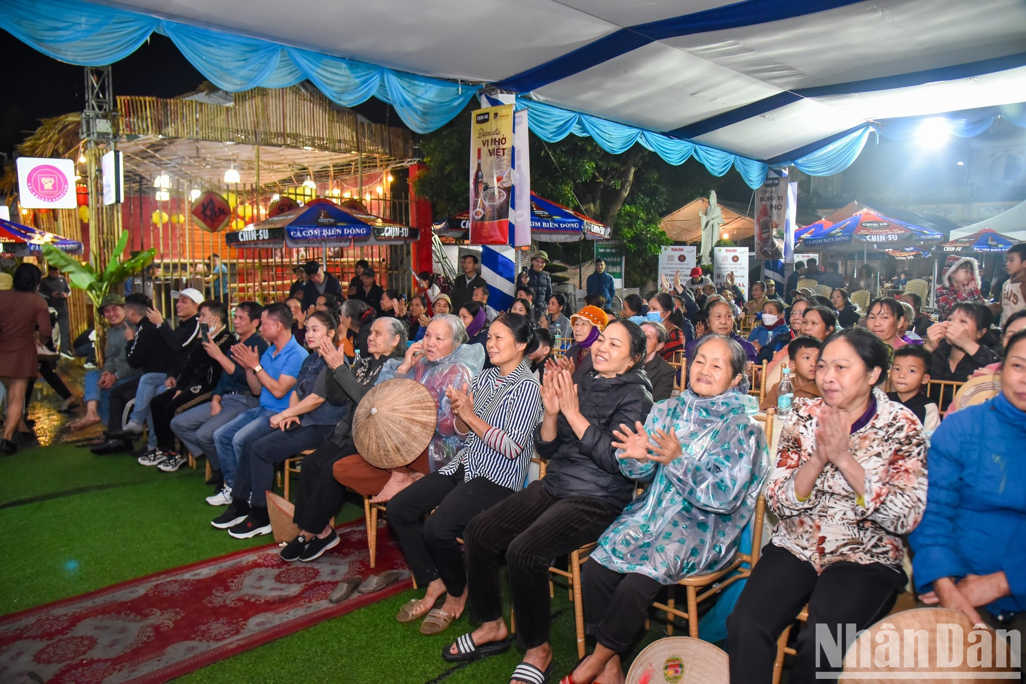 Antes de la inauguración se lleva a cabo un programa artístico en la aldea de Pho de Van Cu. Antes de la inauguración se lleva a cabo un programa artístico en la aldea de Pho de Van Cu.