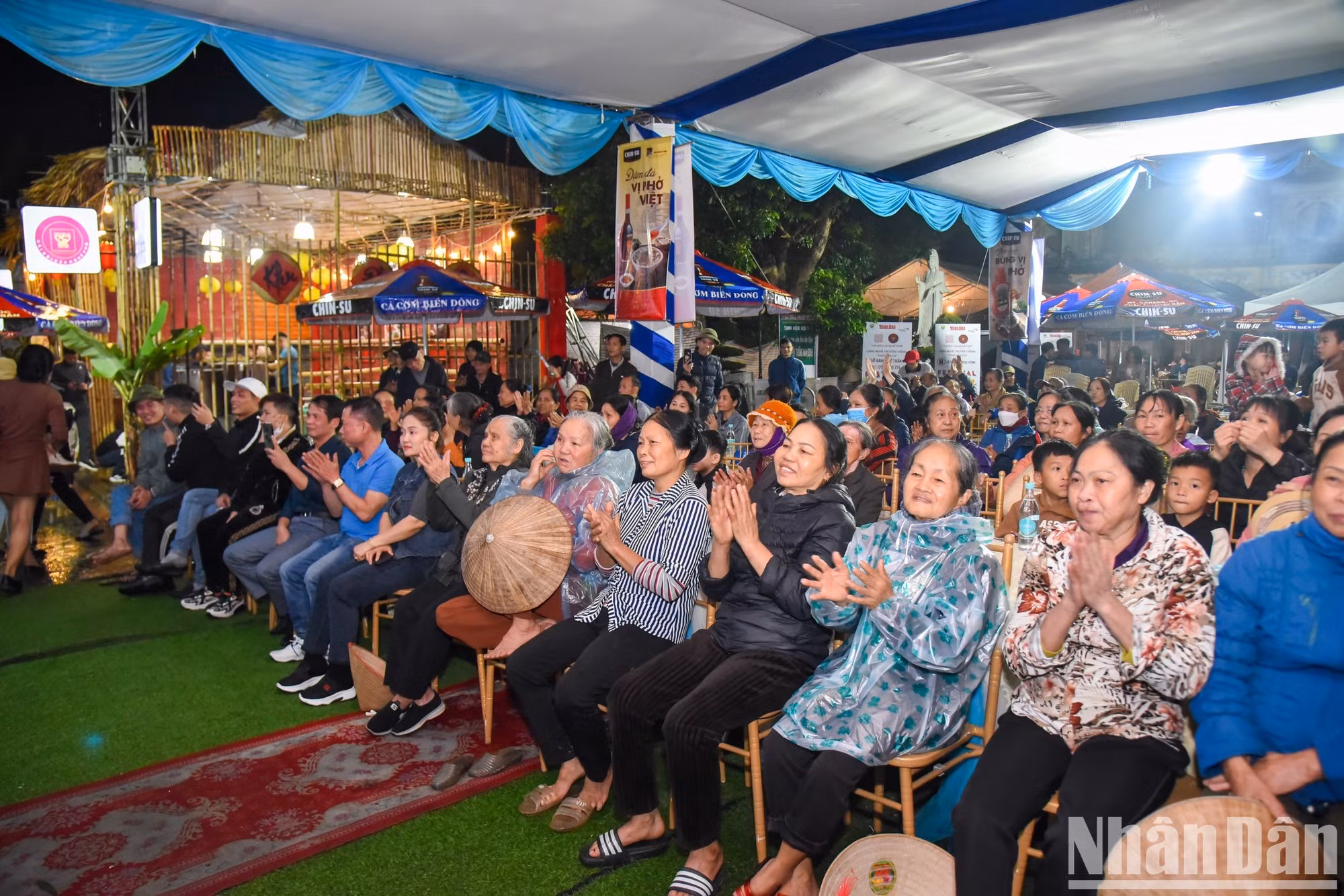 Antes de la inauguración se lleva a cabo un programa artístico en la aldea de Pho de Van Cu.