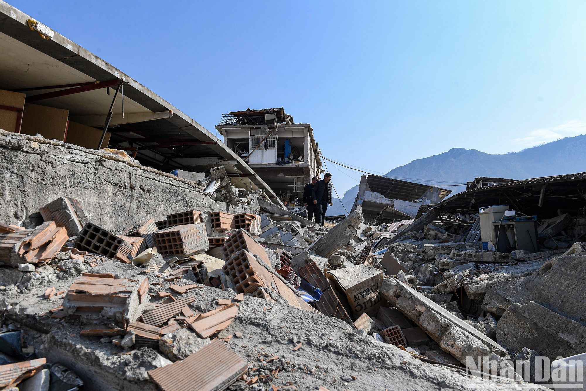 Algunas personas buscan sus pertenencias entre las ruinas. Algunas personas buscan sus pertenencias entre las ruinas.