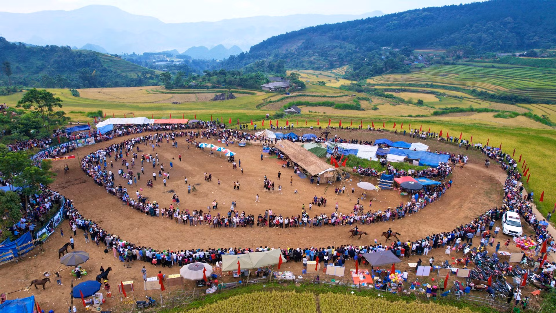El hipódromo está situado en un gran terreno llano entre los campos y terrazas de arroz del pueblo de Ta Leng, provincia de Lai Chau.