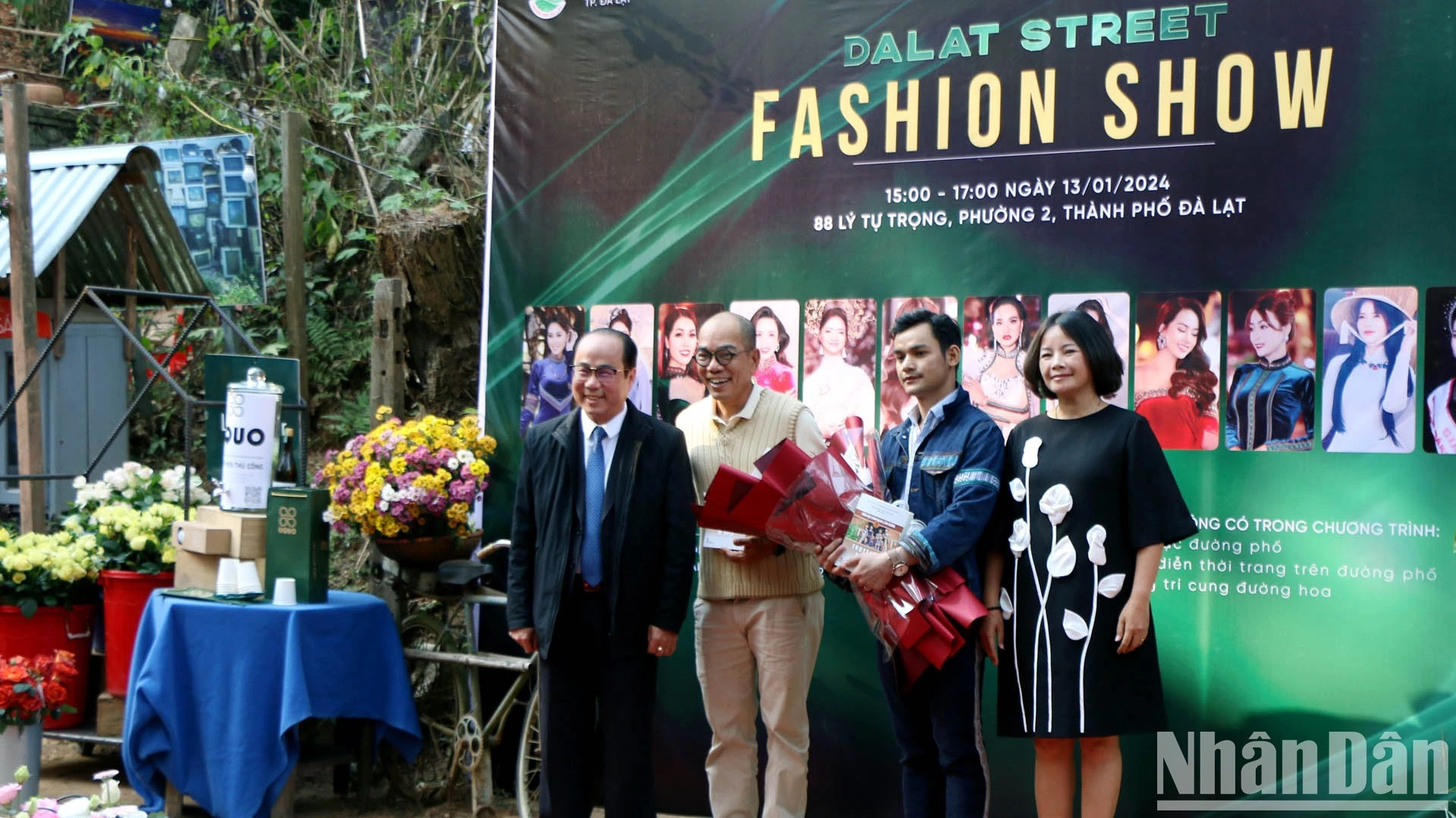 El subdirector del Servicio de Cultura, Deporte y Turismo de la provincia de Lam Dong, Tran Thanh Hoai (izquierda), entrega libros de cultura de la Altiplanicie Occidental al diseñador K’Jona y representantes del espacio artístico Stop and Go. El subdirector del Servicio de Cultura, Deporte y Turismo de la provincia de Lam Dong, Tran Thanh Hoai (izquierda), entrega libros de cultura de la Altiplanicie Occidental al diseñador K’Jona y representantes del espacio artístico Stop and Go.