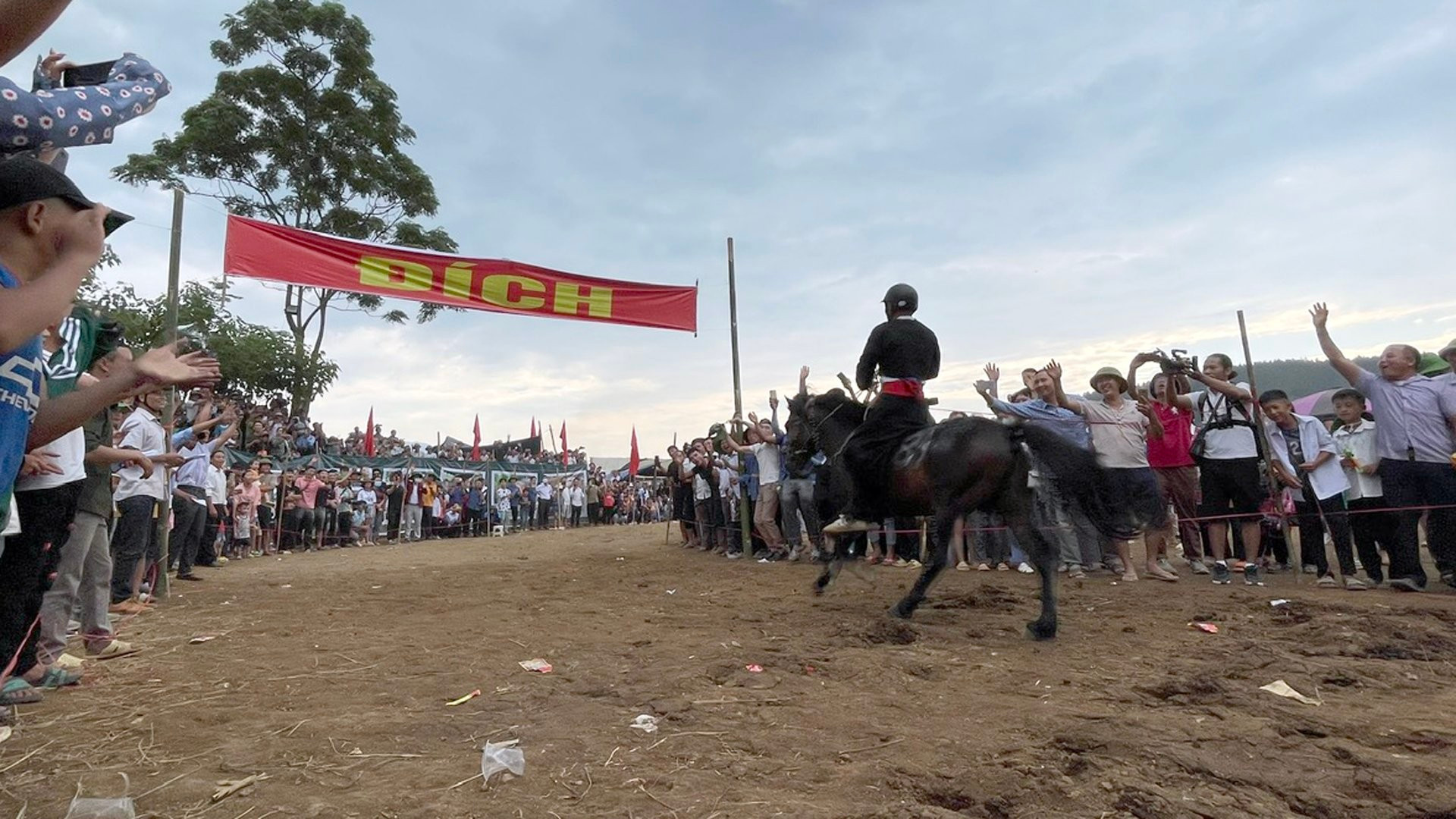El campeón antes de cruzar la línea de meta. El campeón antes de cruzar la línea de meta.